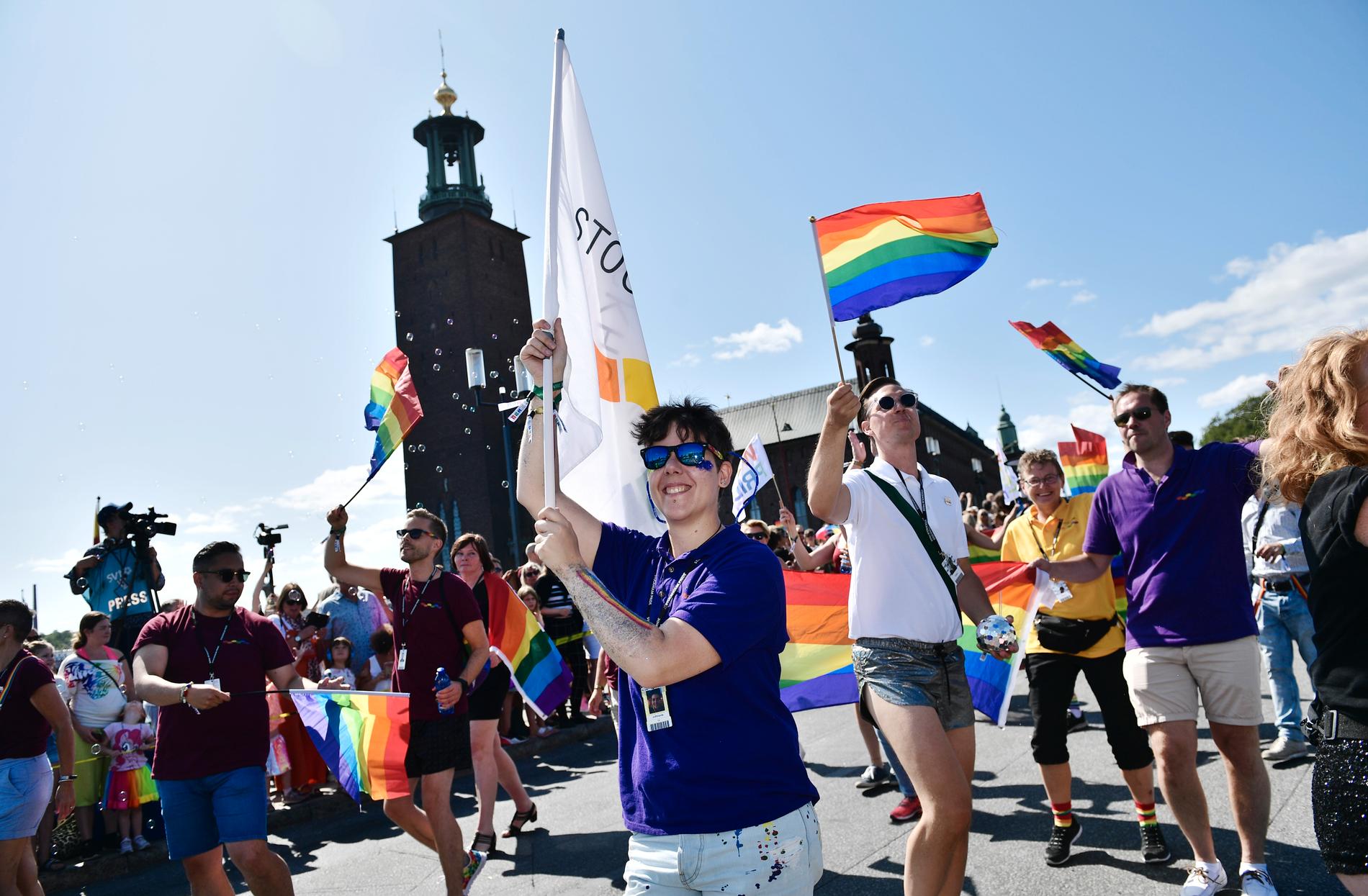 Stockholm Prides ordförande Vix Viktoria Herjeryd under prideparaden.