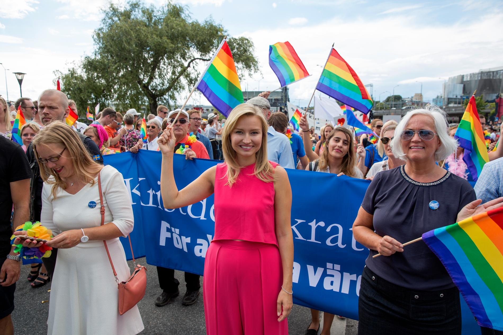 KD:s partiledare Ebba Busch Thor i prideparaden 2016.