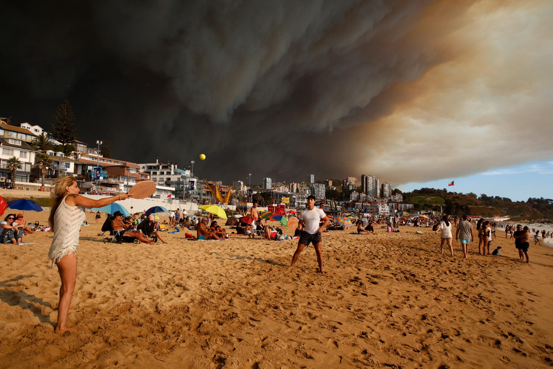 Röken väller in över stranden i Viña del Mar. Bilden är från 2 februari. 