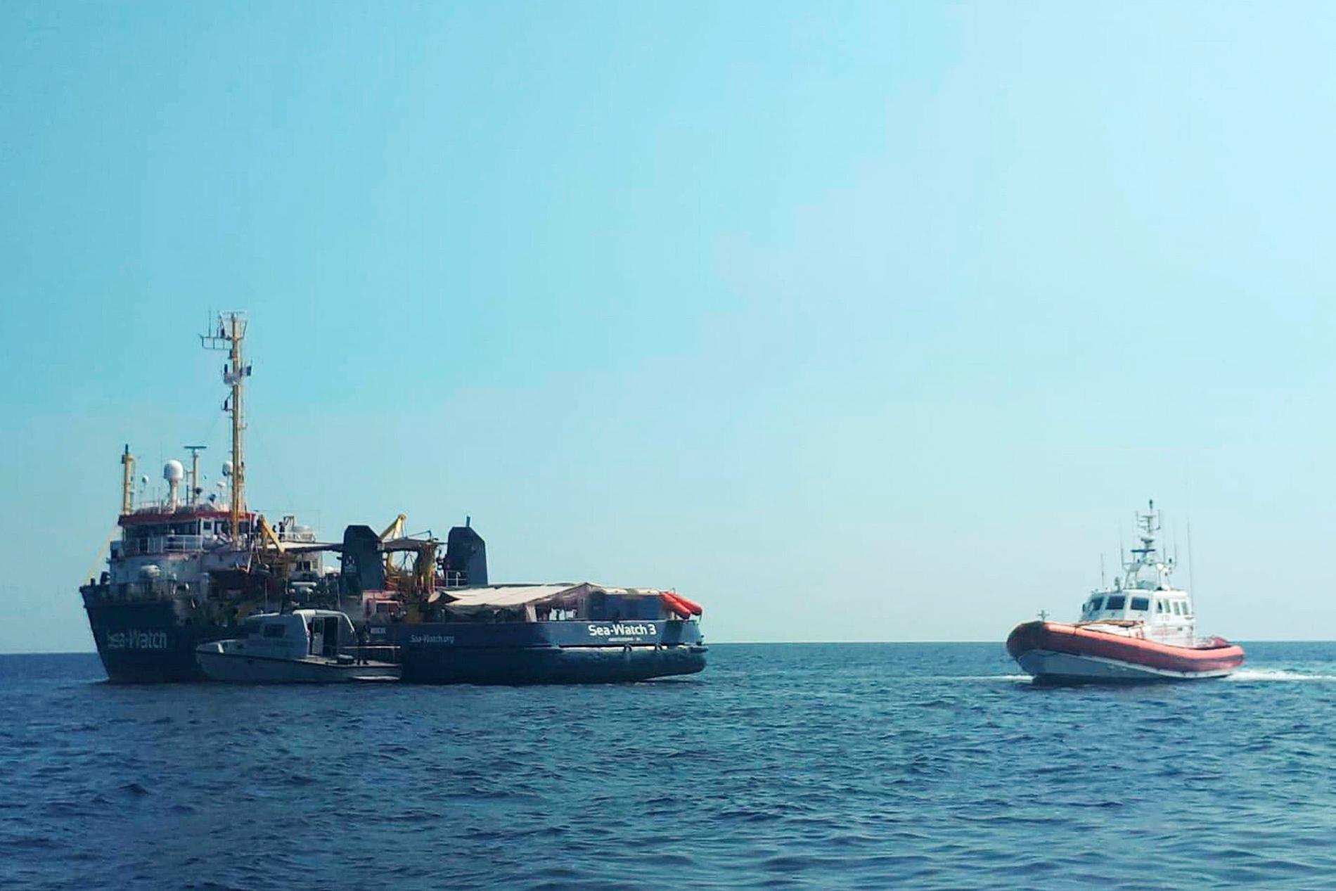 Den italienska kustbevakningen patrullerar nära räddningsfartyget Sea Watch 3, utanför den syditalienska ön Lampedusa. 40 migranter på fartyget tillåts inte gå i land i Italien.