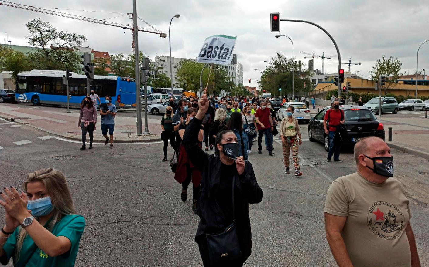 Protester mot hanteringen av coronaviruset i Madrid, Spanien.