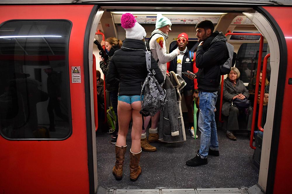 No pants subway ride på Liverpool street station i London. 