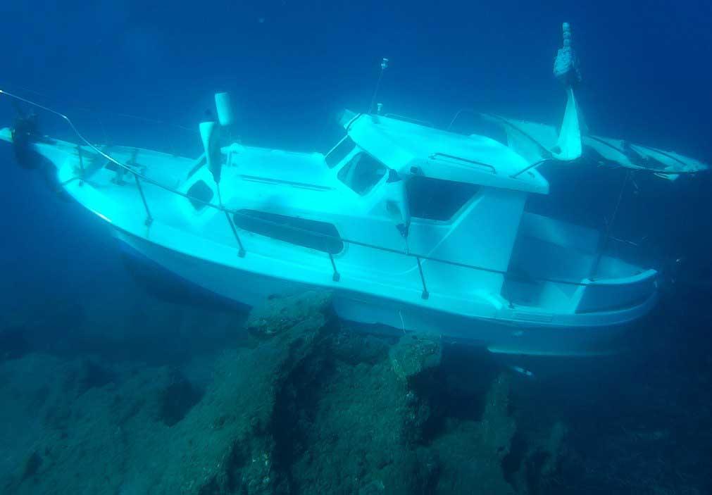 Instängda i den här båten drunknade sex barn och två kvinnor natten till söndagen bara 25 meter från stranden på Samos. Bilden togs efter att grekiska dykare förgäves försökt rädda de nödställda.