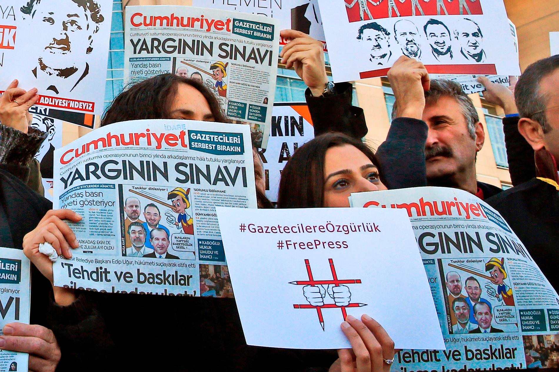 Demonstranter protesterar mot rättegången mot flera anställda på den turkiska tidningen Cumhuriyet. Arkivbild.