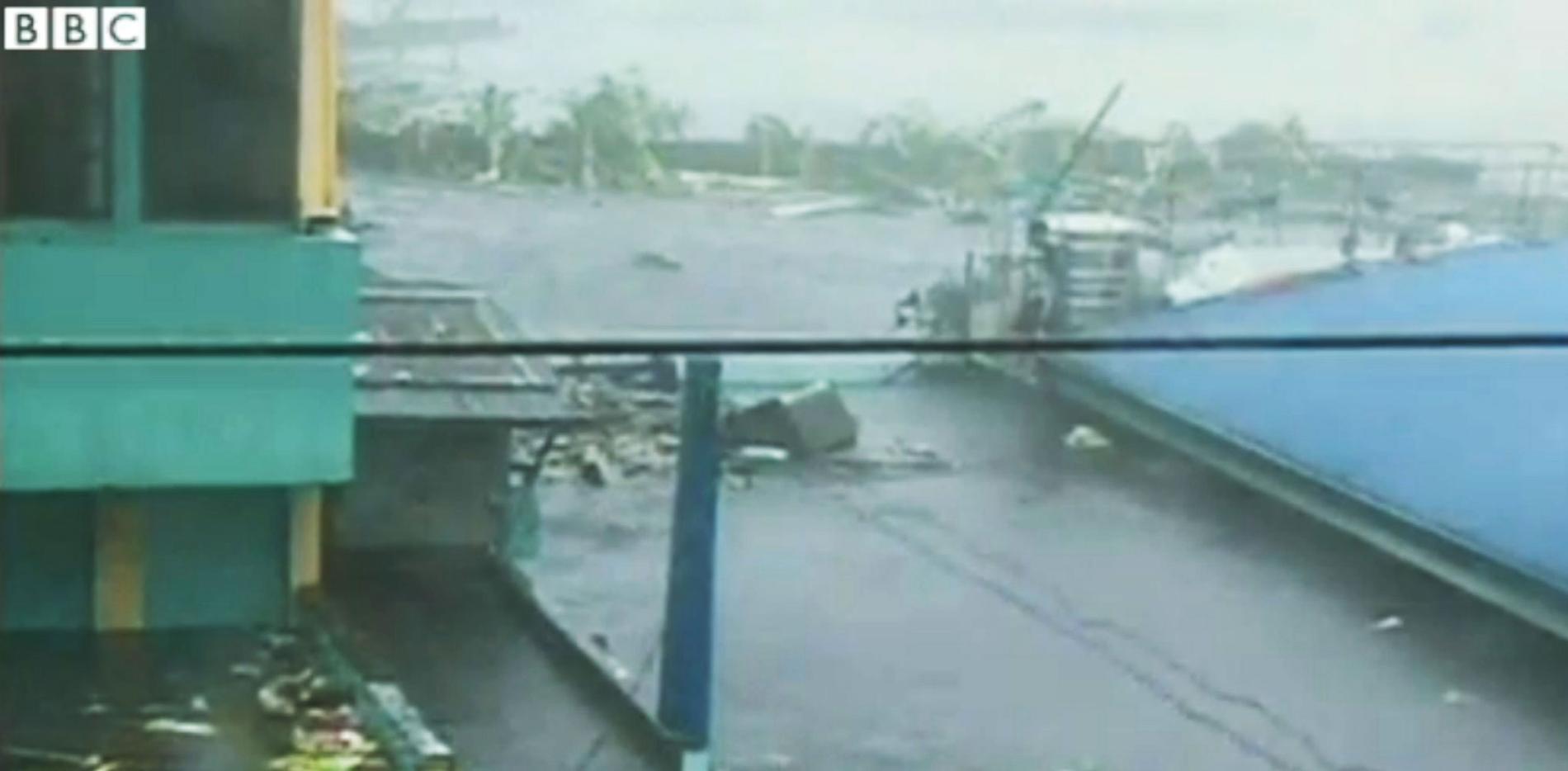 En video från BBC visar de enorma vassorna som vällde in i samband med tyfonen.