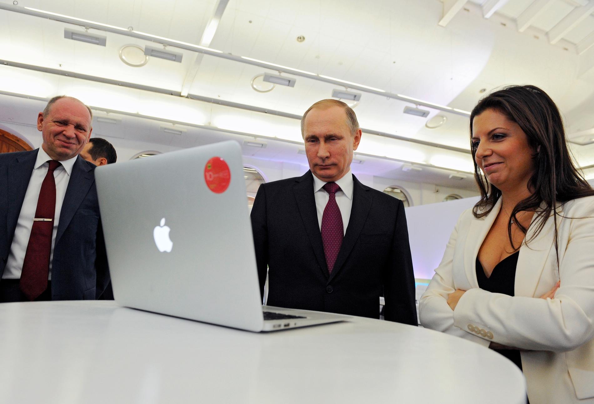 Margarita Simonyan tillsammans med Vladimir Putin på RT:s 10-årsjubileum 2015. 