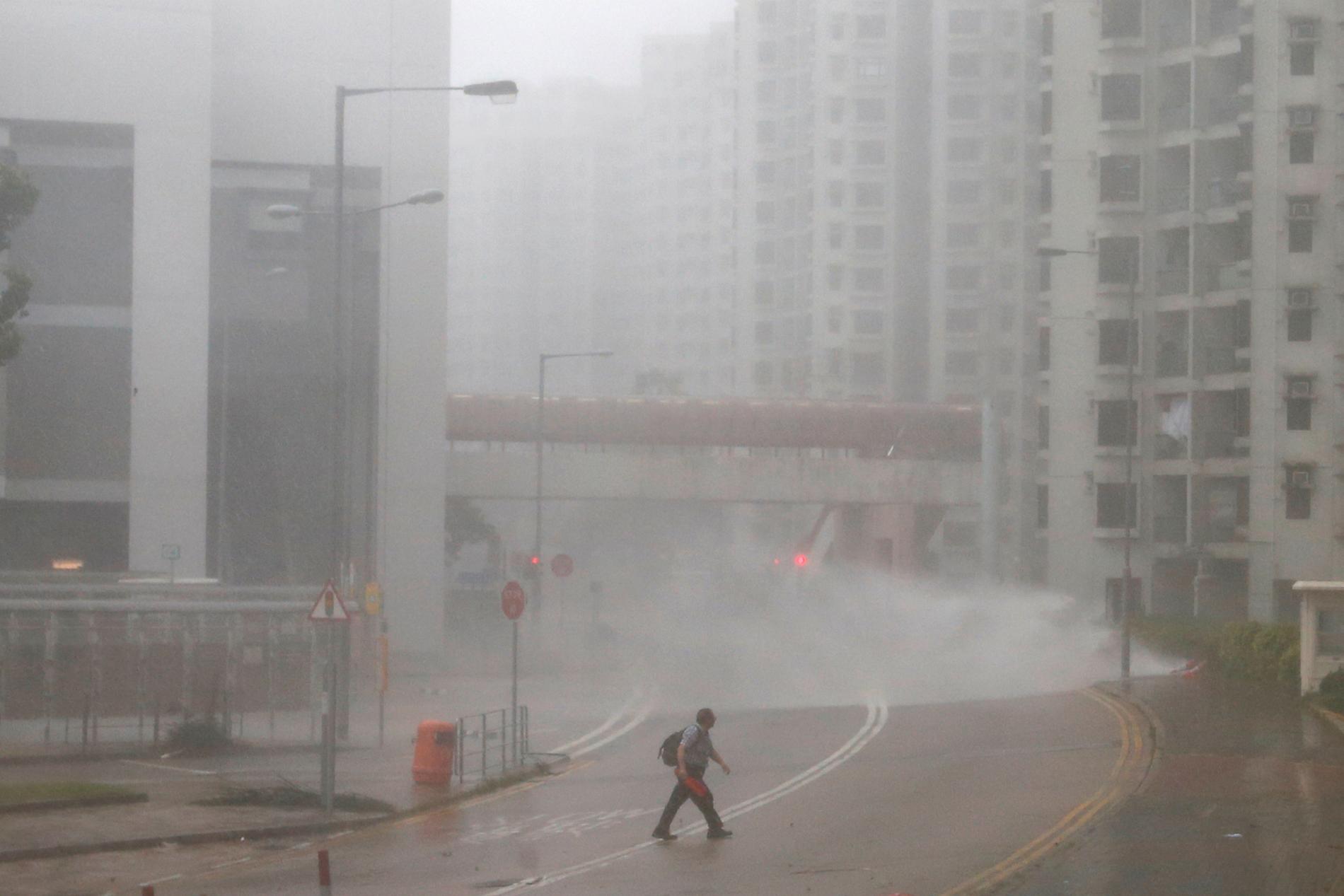 Höga vågor slår över stranden vid Heng Fa Chuen, ett bostadsområde i Hongkong. 