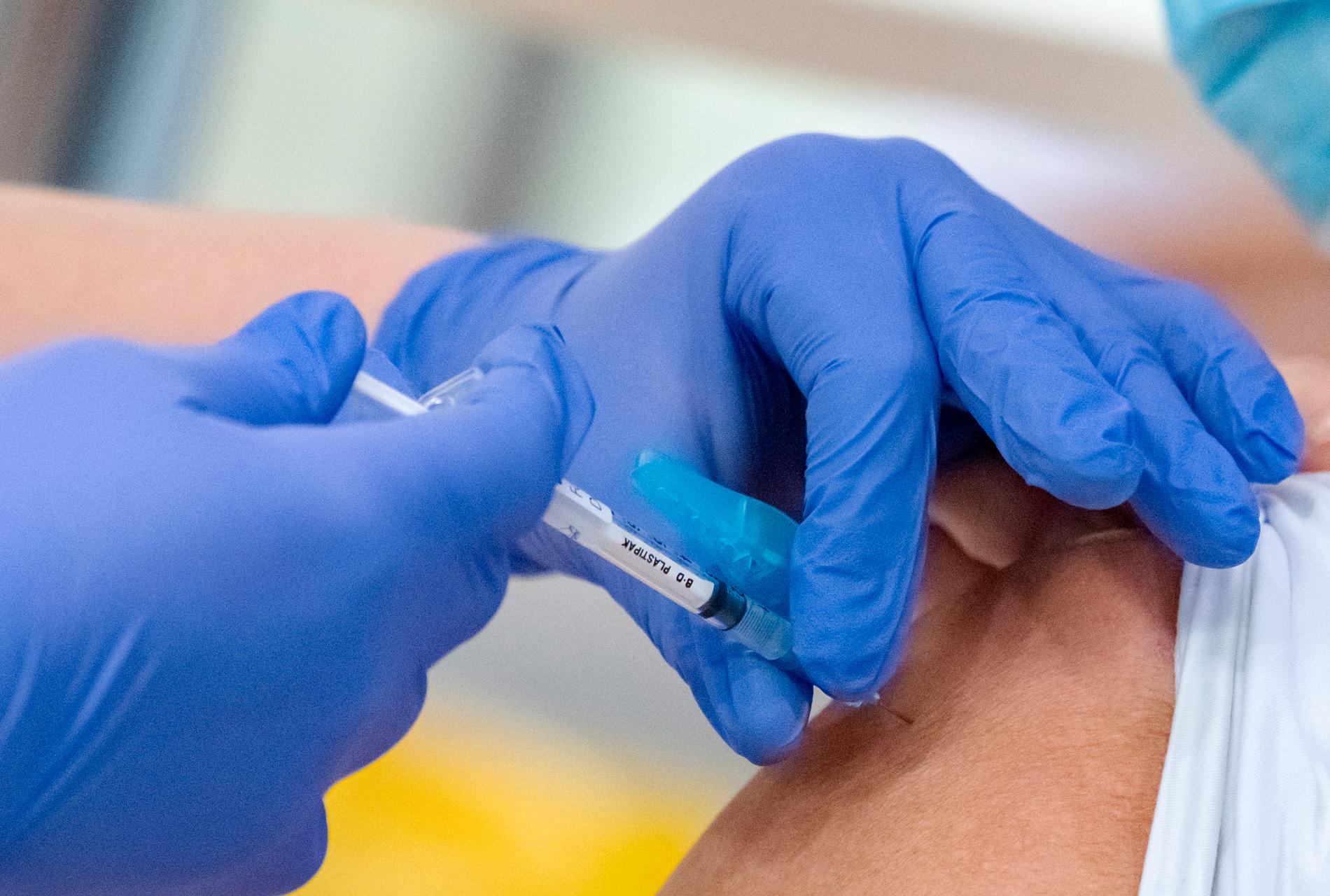 Vårdbolaget Tiohundra AB i Norrtälje utreds för sin vaccinering av personalen. 