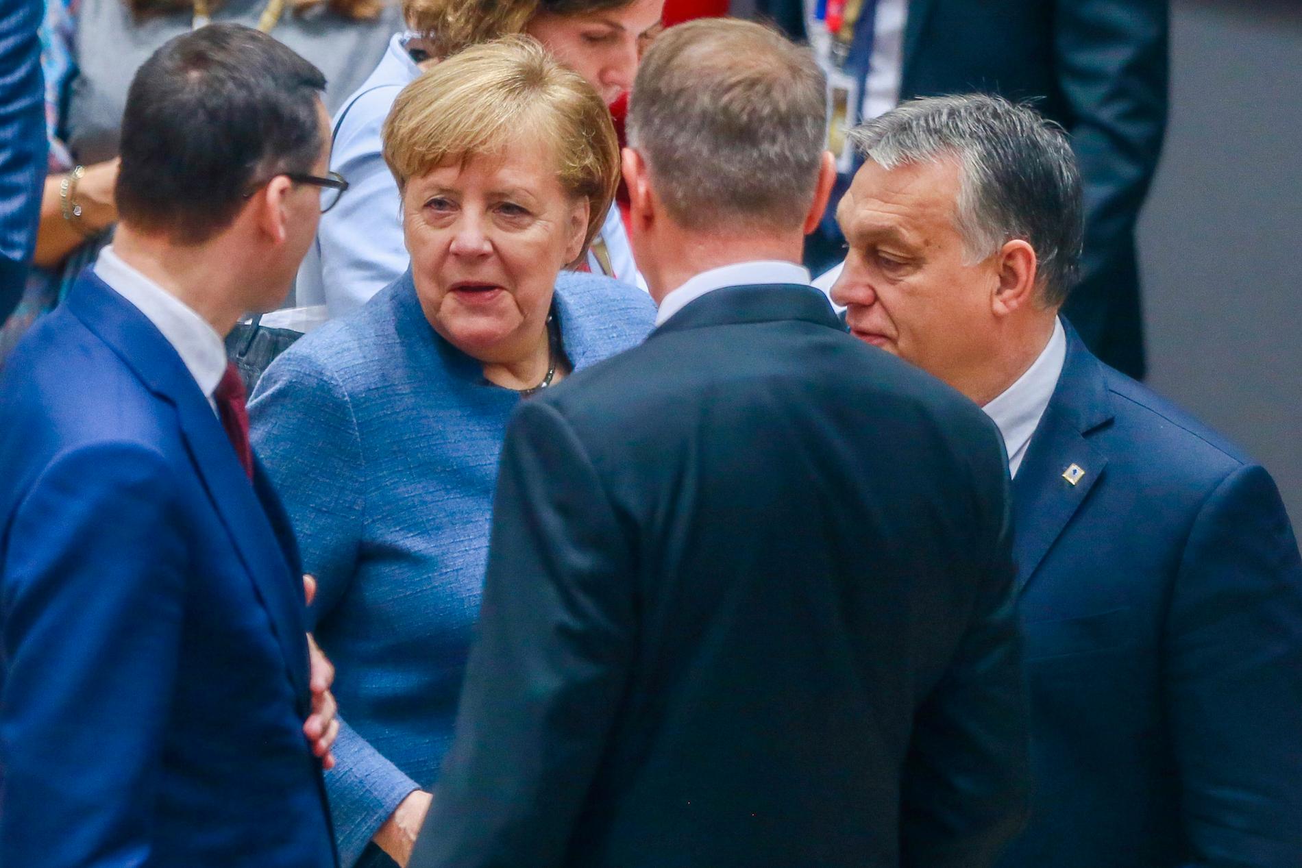 Polens premiärminister Mateusz Morawiecki, Tysklands förbundskansler Angela Merkel och Ungerns premiärminister Viktor Orbàn under ett EU-toppmöte i Bryssel. Arkivbild.