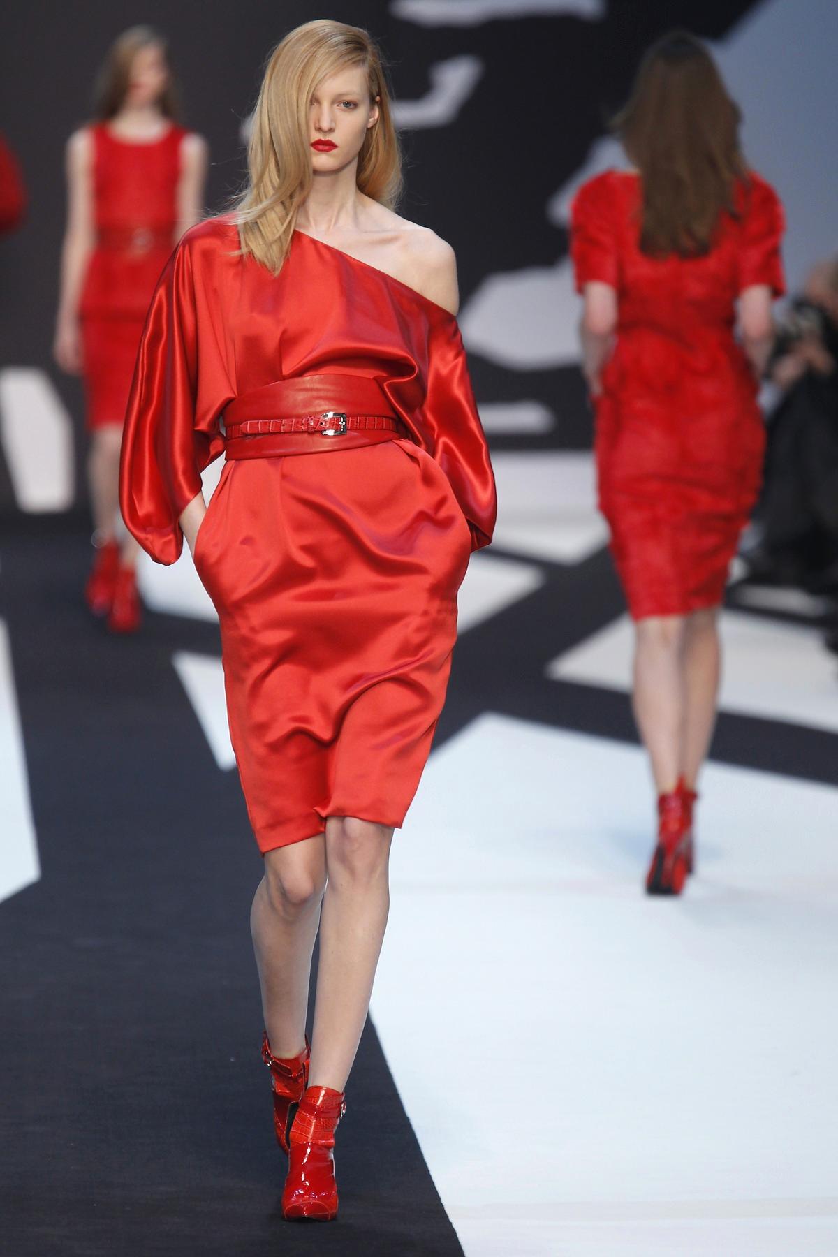 LADY IN RED Rött, rött, rött i varma toner på Guy Laroches ready to wear-höstvisning i Paris.