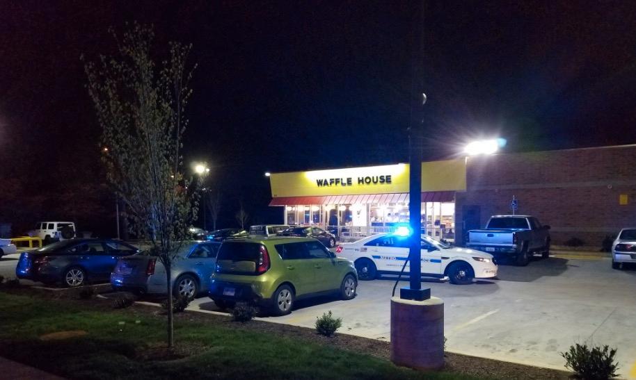Tre personer har skjutits ihjäl på Waffle House i Antioch sydöst om Nashville, Tennesse. 