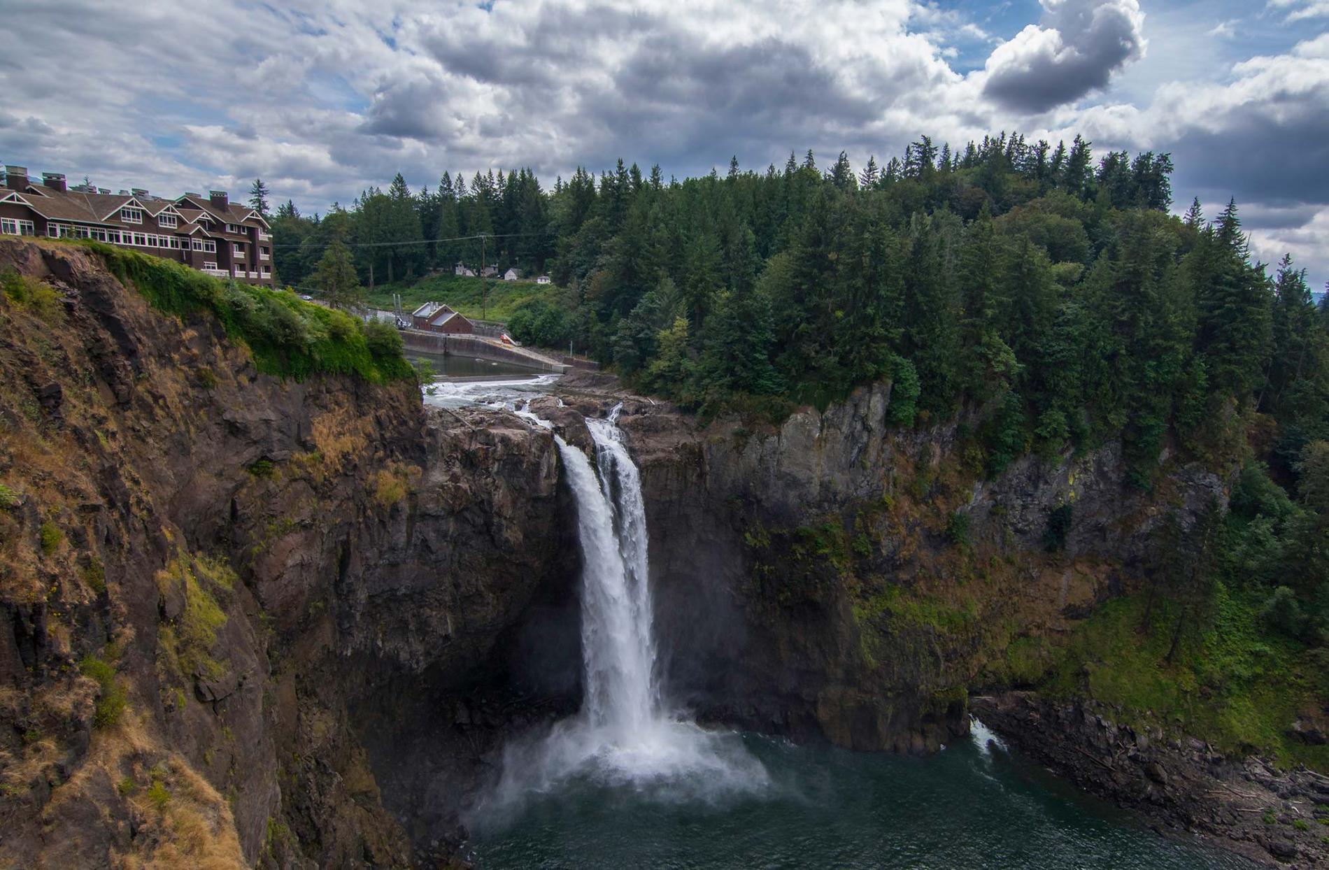Snoqualmie Falls är så flitigt förekommande i Twin Peaks att det till och med syns i vinjetten.