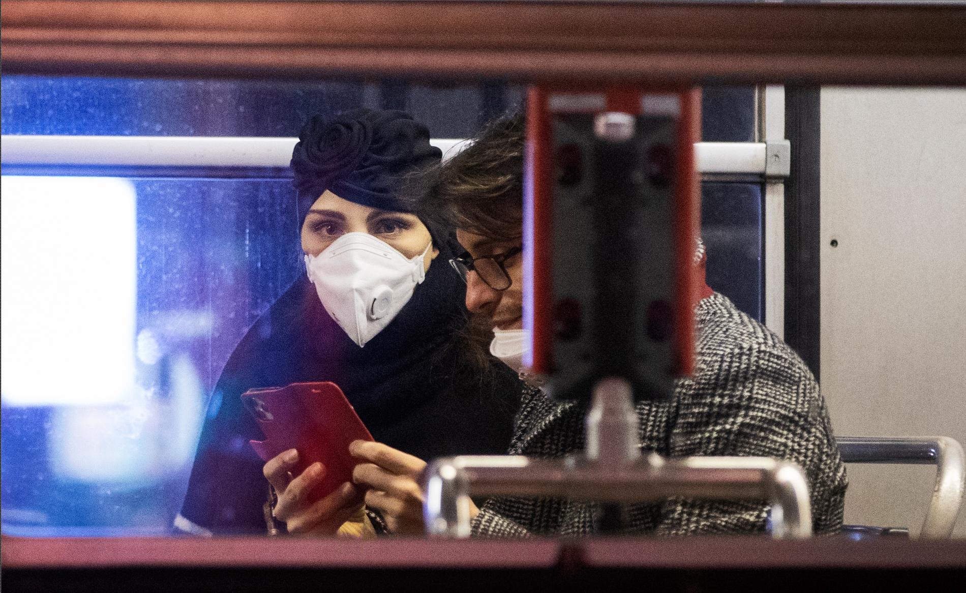 Trafikanter i Milano bär munskydd.