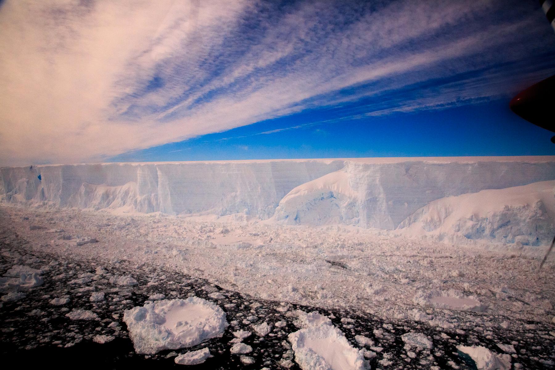 I somras bröts ett stort stycke av glaciärisen loss från området Larsen C, som ligger på Antarktiska halvön. Larsen C är en glaciär som växt ut över vattnet.