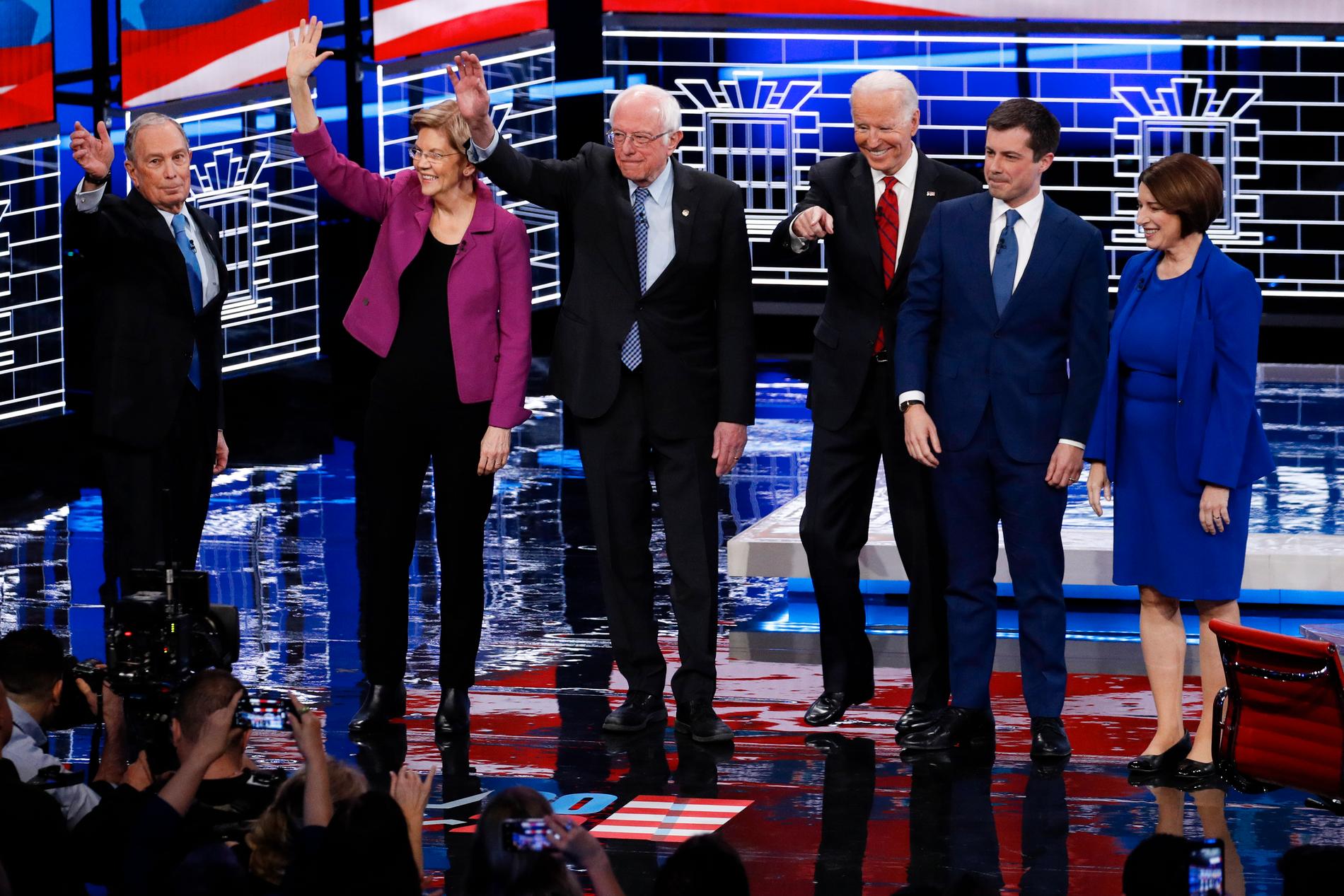 På debattscenen i Las Vegas stod presidentaspiranterna Mike Bloomberg, Elizabeth Warren, Bernie Sanders, Joe Biden, Pete Buttigieg, Amy Klobuchar.