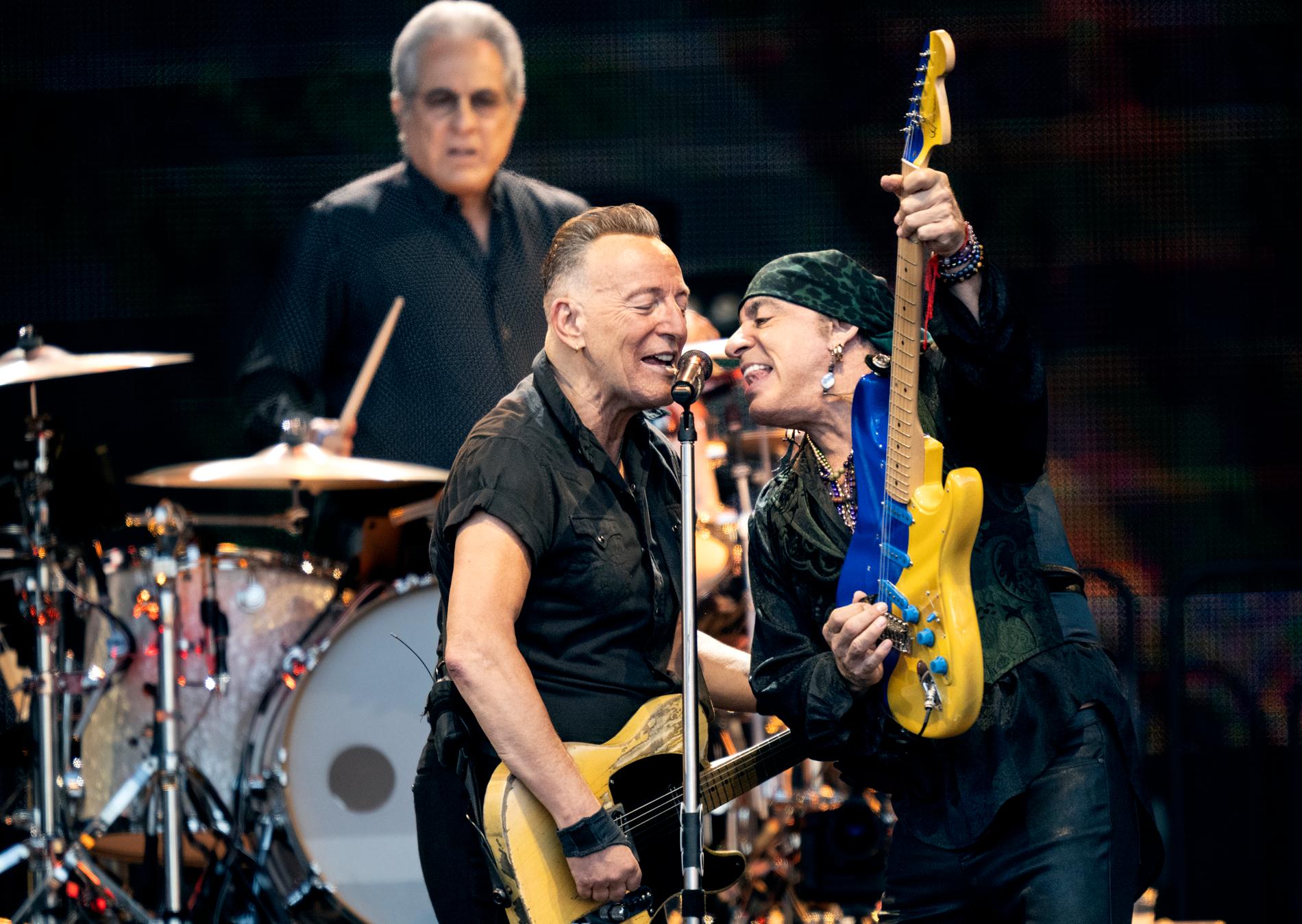 Bruce Springsteen tillsammans med gitarristen Steven Van Zandt och trummisen Max Weinberg.