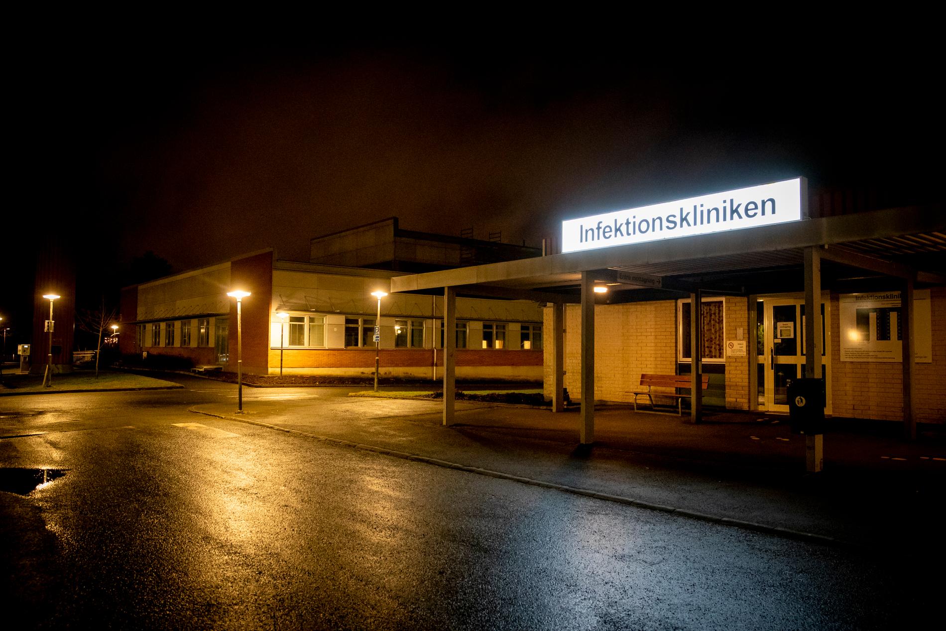 En kvinna vårdas för coronasmittan på ett sjuhus i Jönköping. 