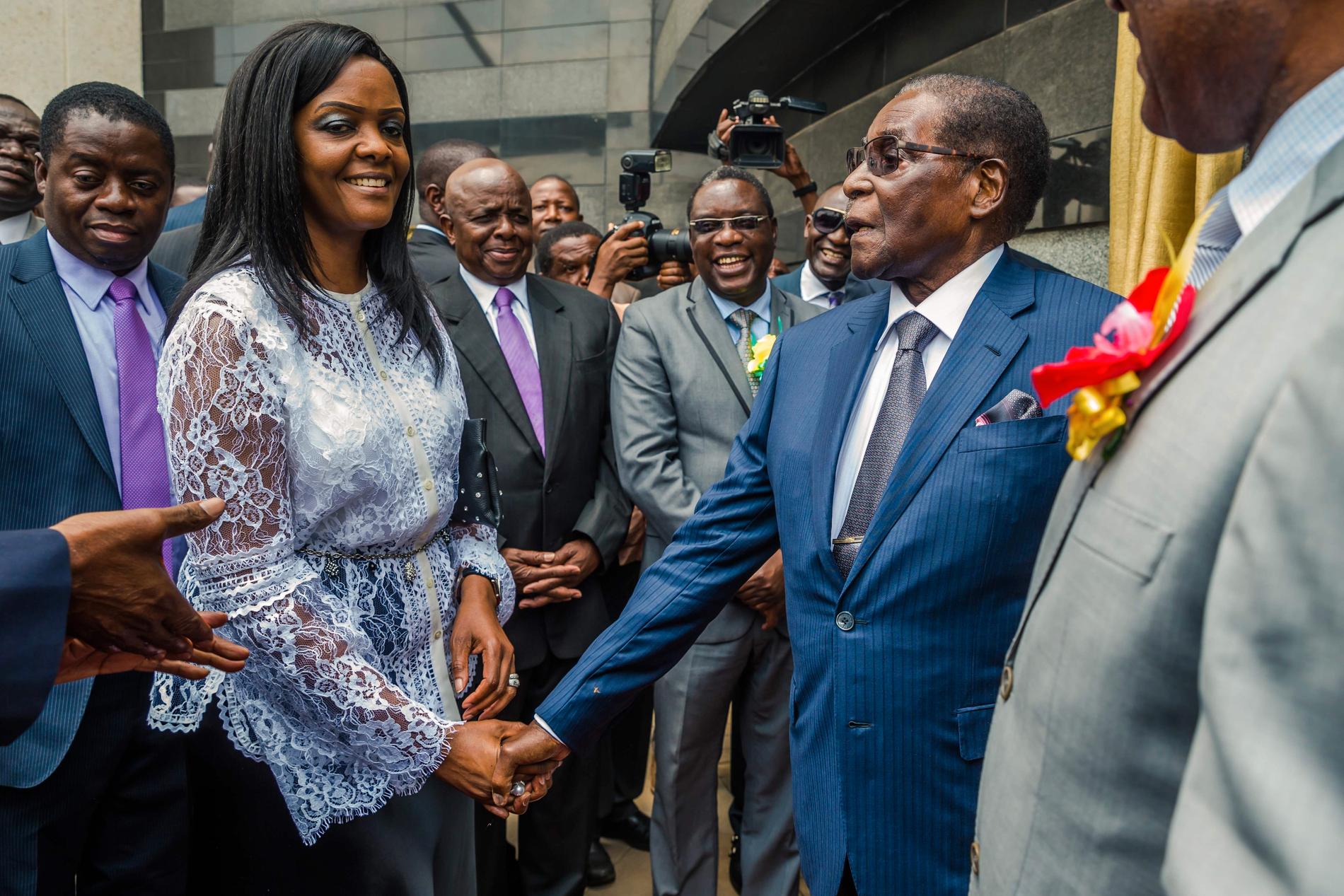 Grace och Robert Mugabe på Harares flygplats, döpt efter presidenten, tidigare den här månaden. 