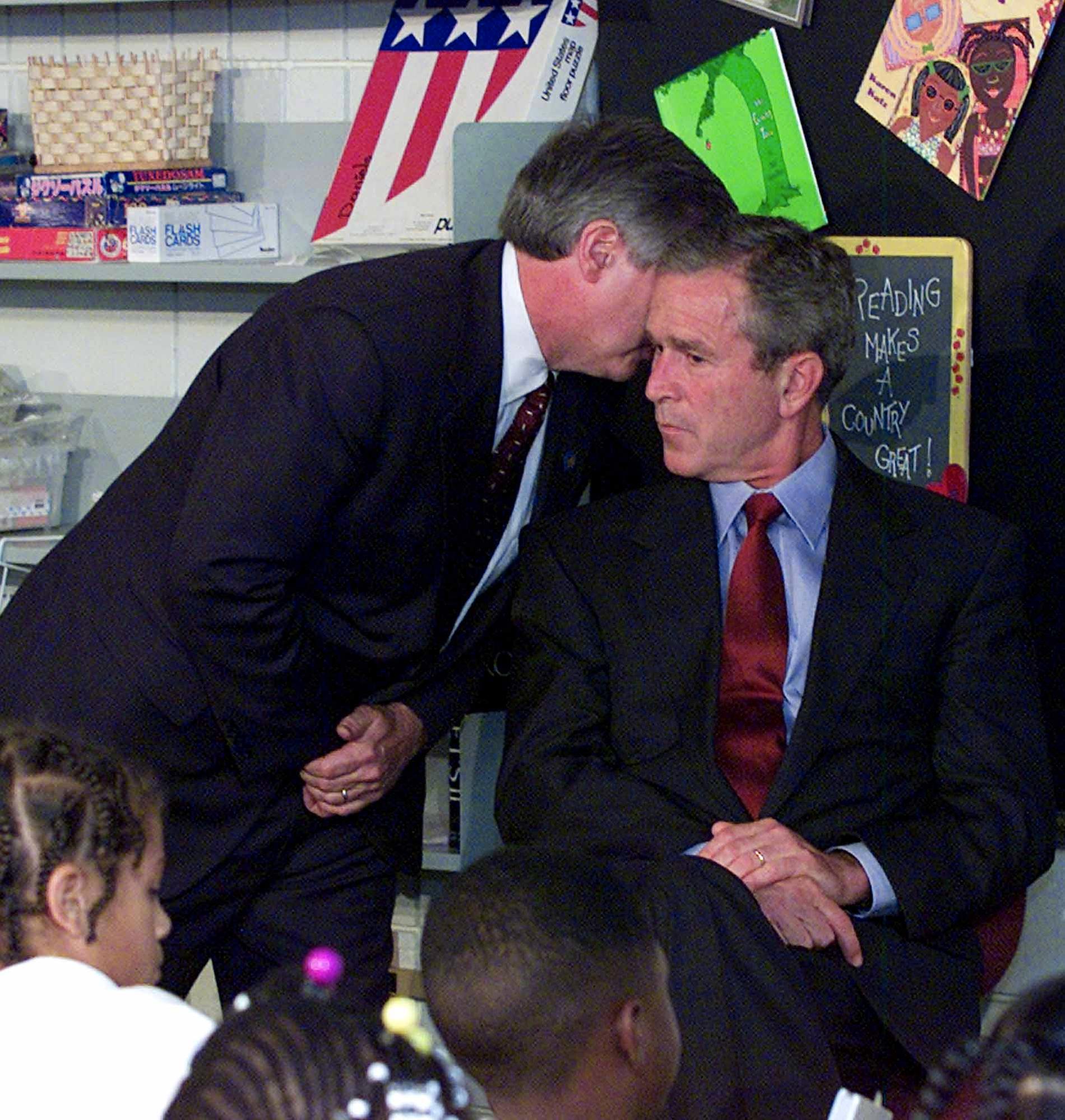George W Bush får beskedet om terrorattacken under ett besök på en skola i Florida.