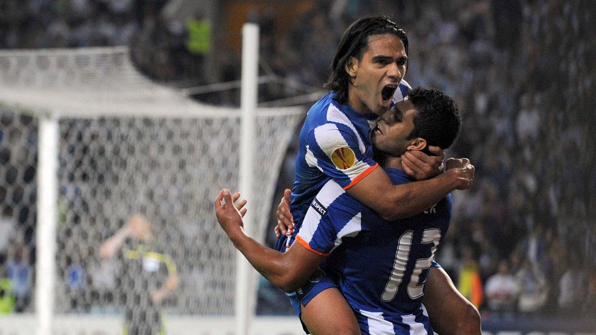 Europa League-vinnarna Falcao och Hulk i Porto firar efter ett mål mot Villarreal i årets semifinal.