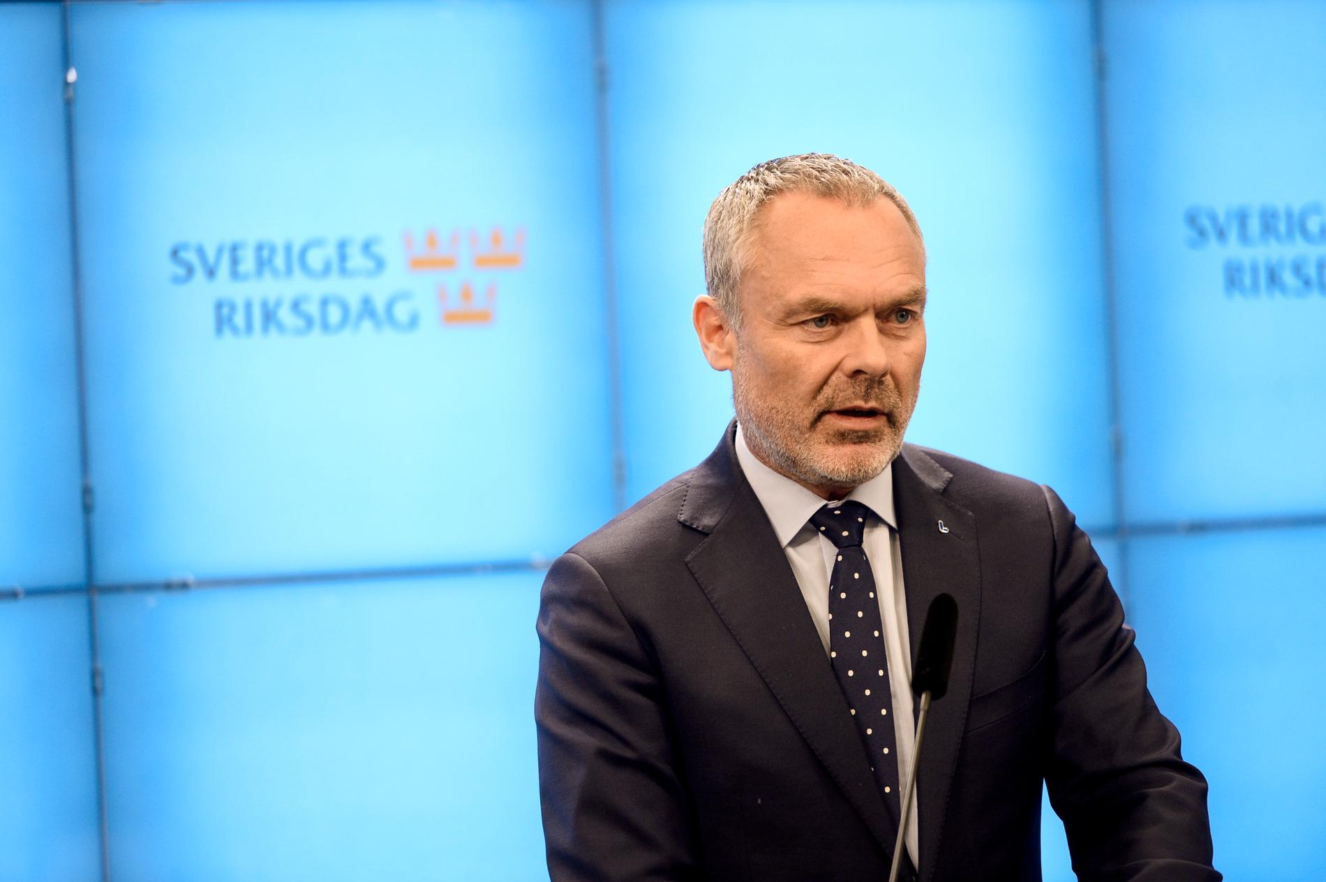 Liberalernas partiledare Jan Björklund meddelar att partiet är berett att släppa fram en S-ledd regering om den accepterar en rad krav.