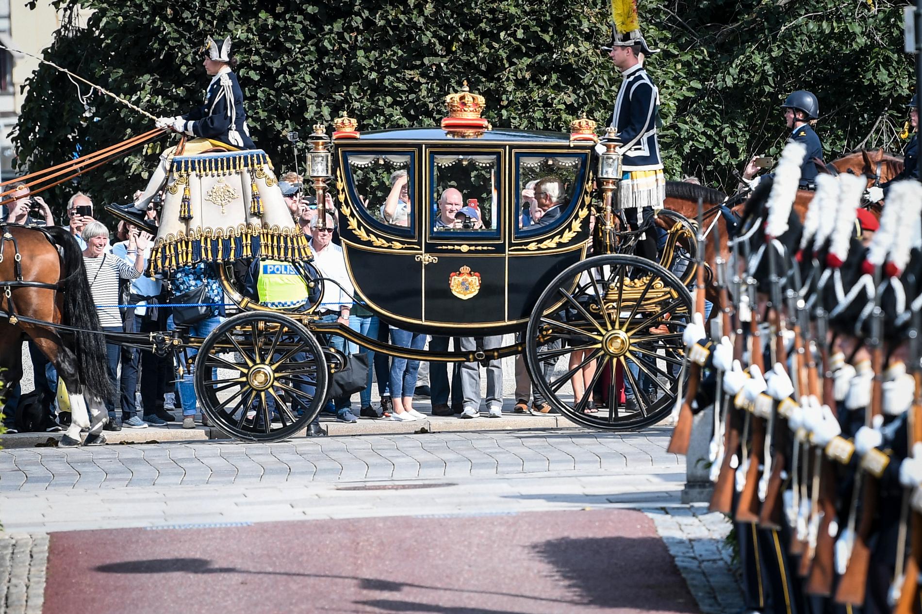 Kungaparet anländer med häst och vagn till riksdagshuset i samband med riksmötets öppnande.