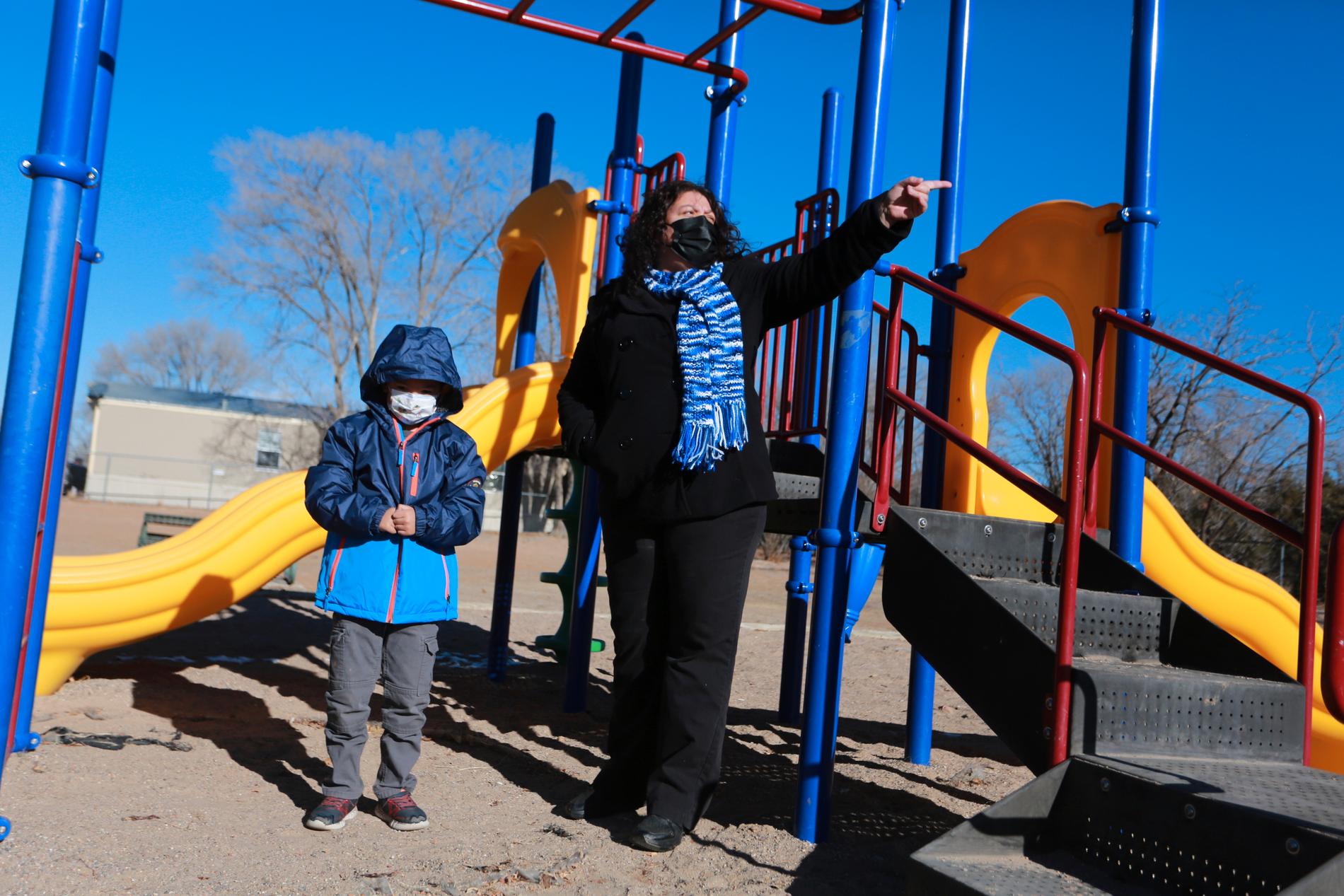 En sexåring och hans mamma vid en lekplats i Santa Fe i delstaten New Mexico. Demokraterna i USA lägger nu fram ett förslag som är att likna vid barnbidrag.