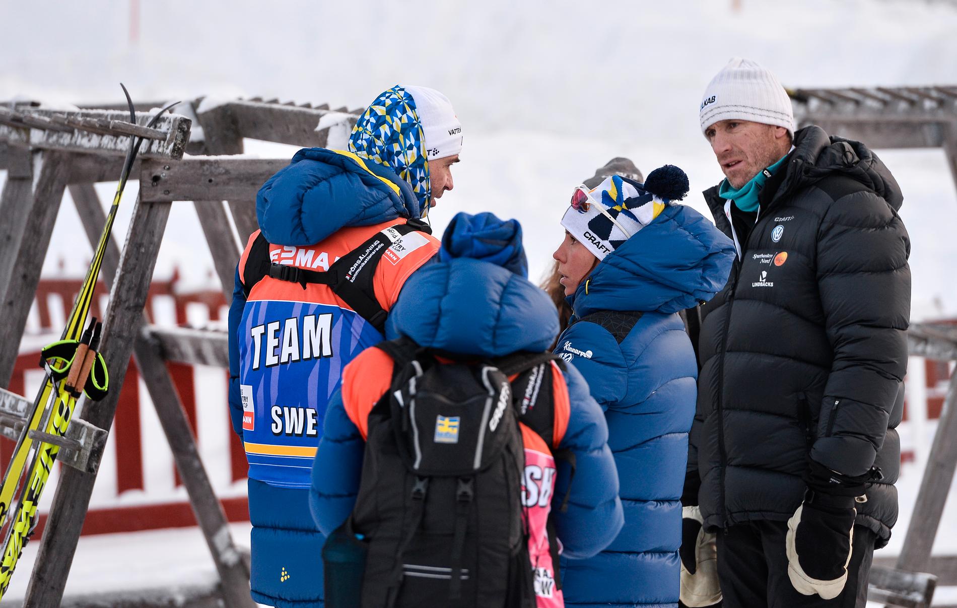 Charlotte Kalla med sin tränare Magnus Ingesson och landslagets läkare Per Andersson efter loppet i Ruka.