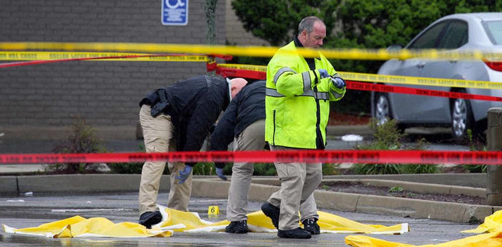Polisen undersöker platsen där den terrormisstänkte 26-åringen sköts till döds.