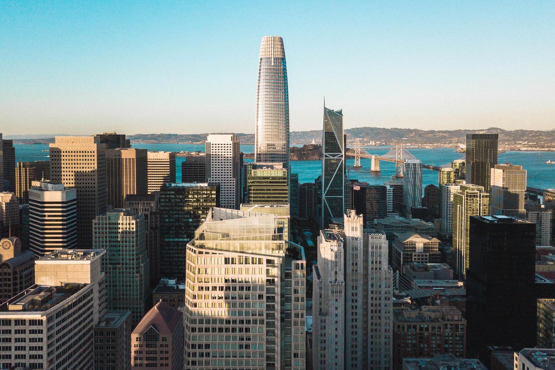 Hellman & Friedman har sitt huvudkontor i Salesforce Tower i San Francisco, den högsta skyskrapan på bilden.
