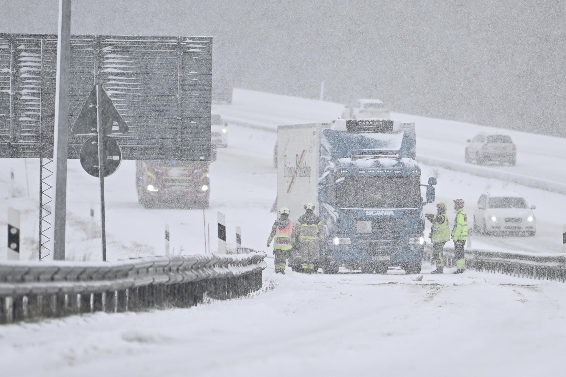 Många lastbilar har ställt till med störningar i trafiken på grund av det hala väglaget, enligt Fredrik Björnberg, vakthavande räddningschef i Jönköping. Arkivbild.