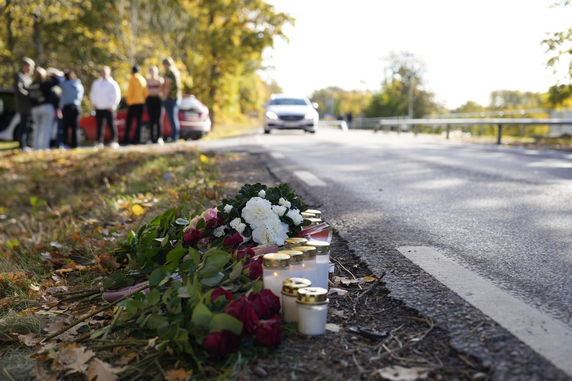 Många har lämnat blommor och tänt ljus vid olycksplatsen.