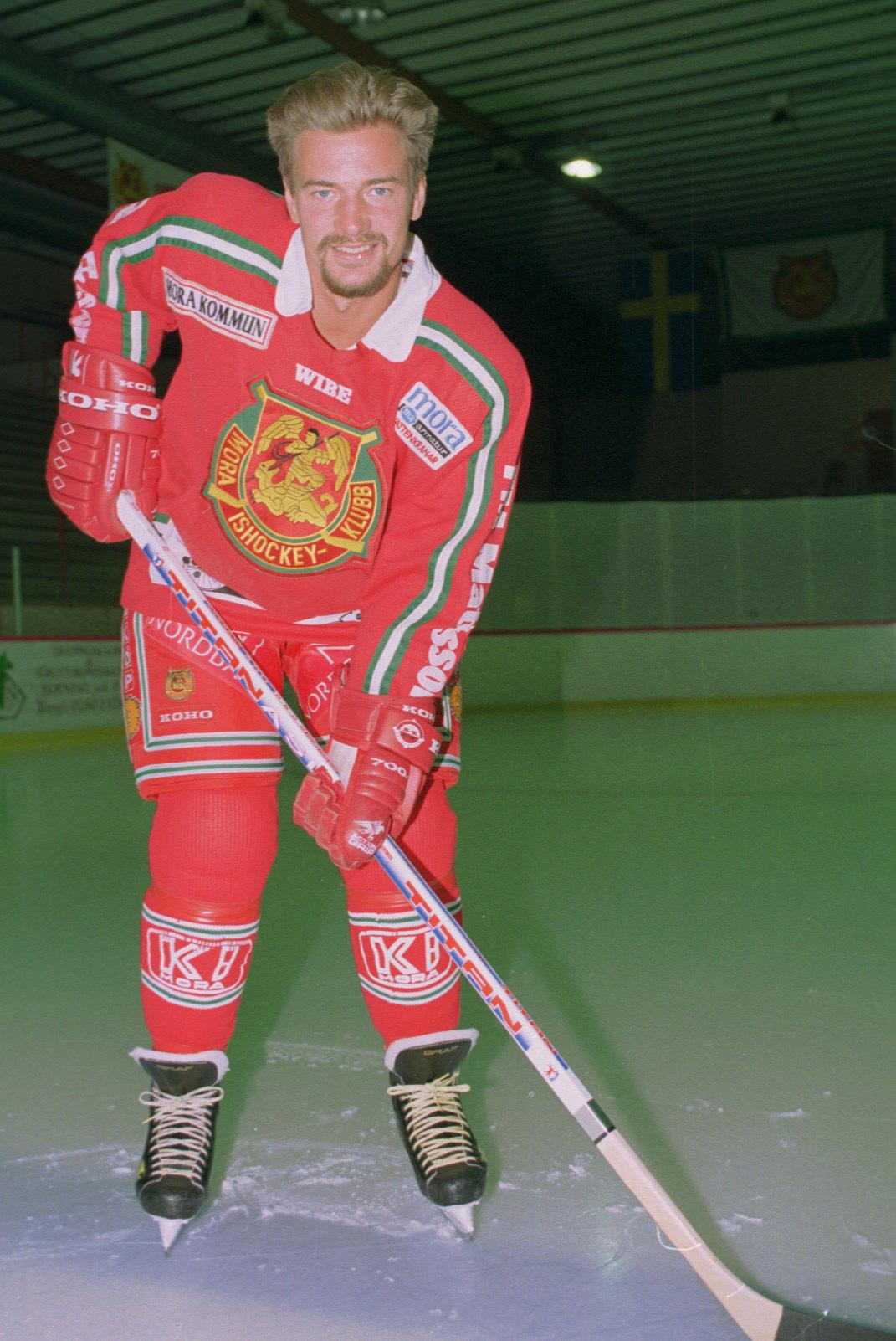 Bengt Åkerblom poserar på isen 1995. 