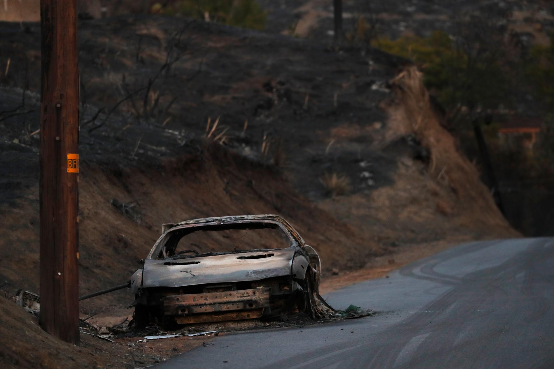 Sönderbränd bil i Woolsey, Malibu.