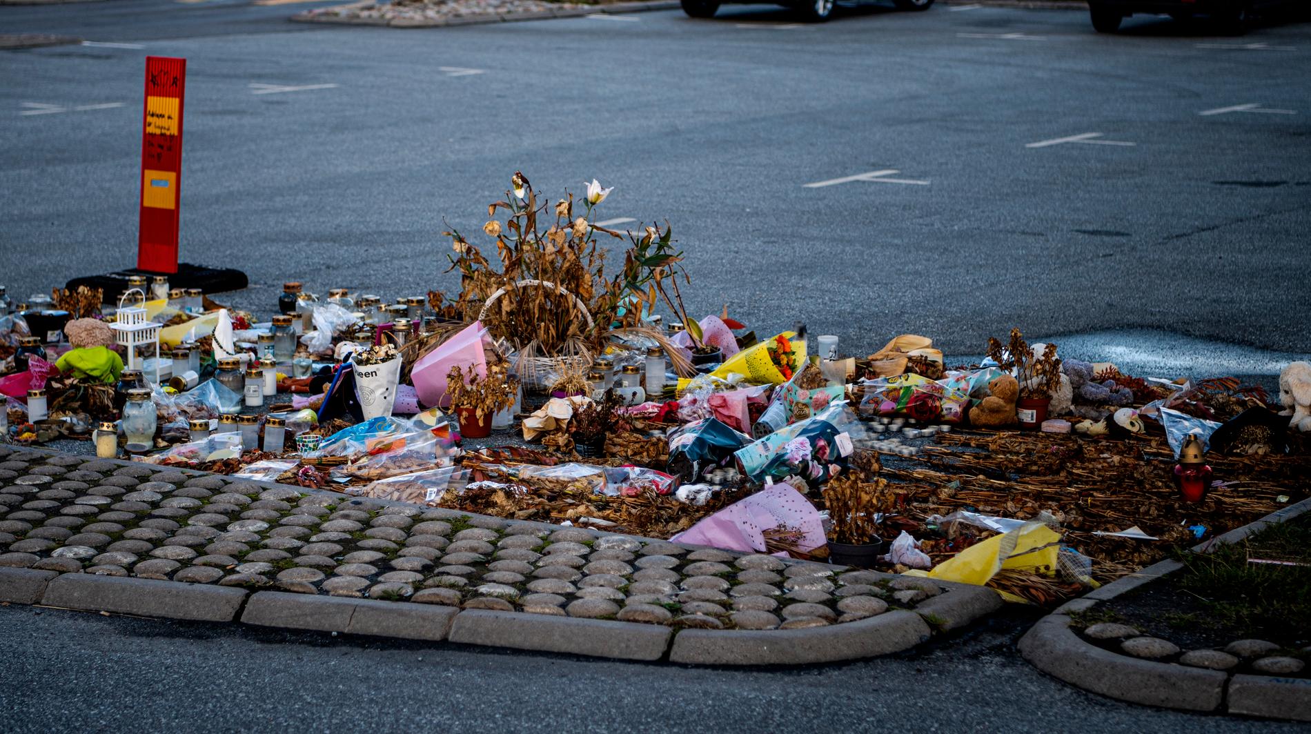 Ljus och blommor på platsen där 12-åriga Adriana sköts till döds vid macken i Hallunda, Botkyrka, söder om Stockholm 2 augusti 2020. 