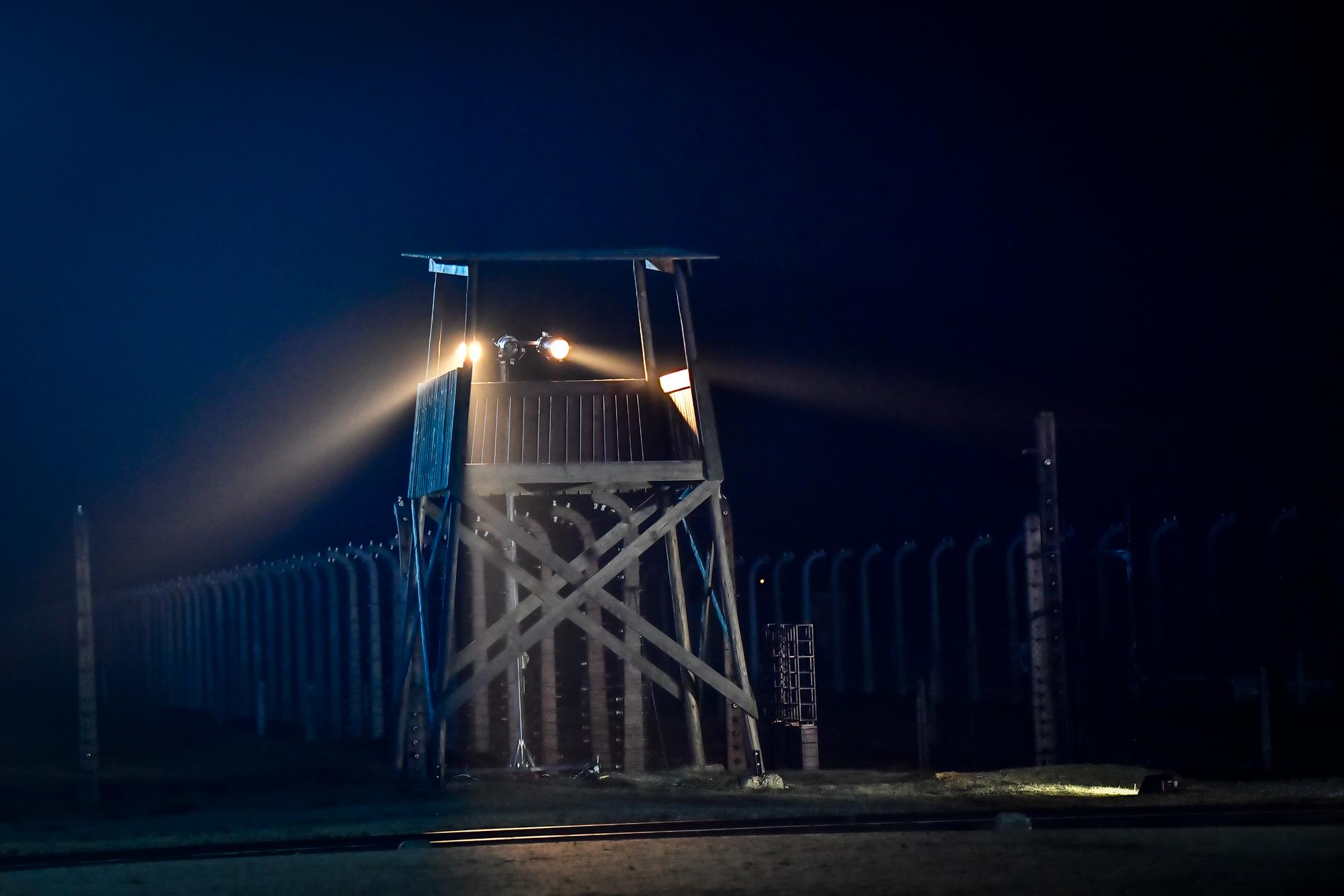 Vakttorn vid det gamla koncentrationslägret i Auschwitz. Bild från Förintelsens minnesdag, den 27 januari 2020.