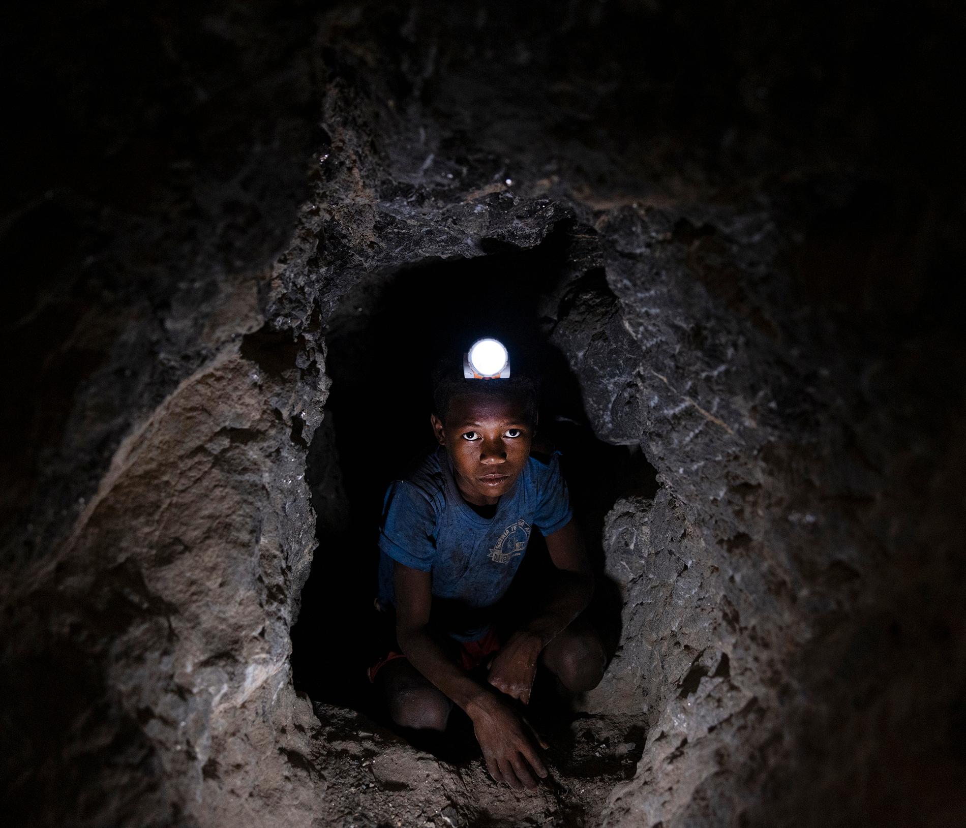 Trettonårige Laha Varivahtse är ett av de många barnen som jobbar för att få fram mineralet glimmer, som sedan används för elbilars batterier. Utan handskar eller hjälm, klädd i en tröja som rivits sönder mot bergsväggarna, beger han sig ner i det trånga gruvhålet.