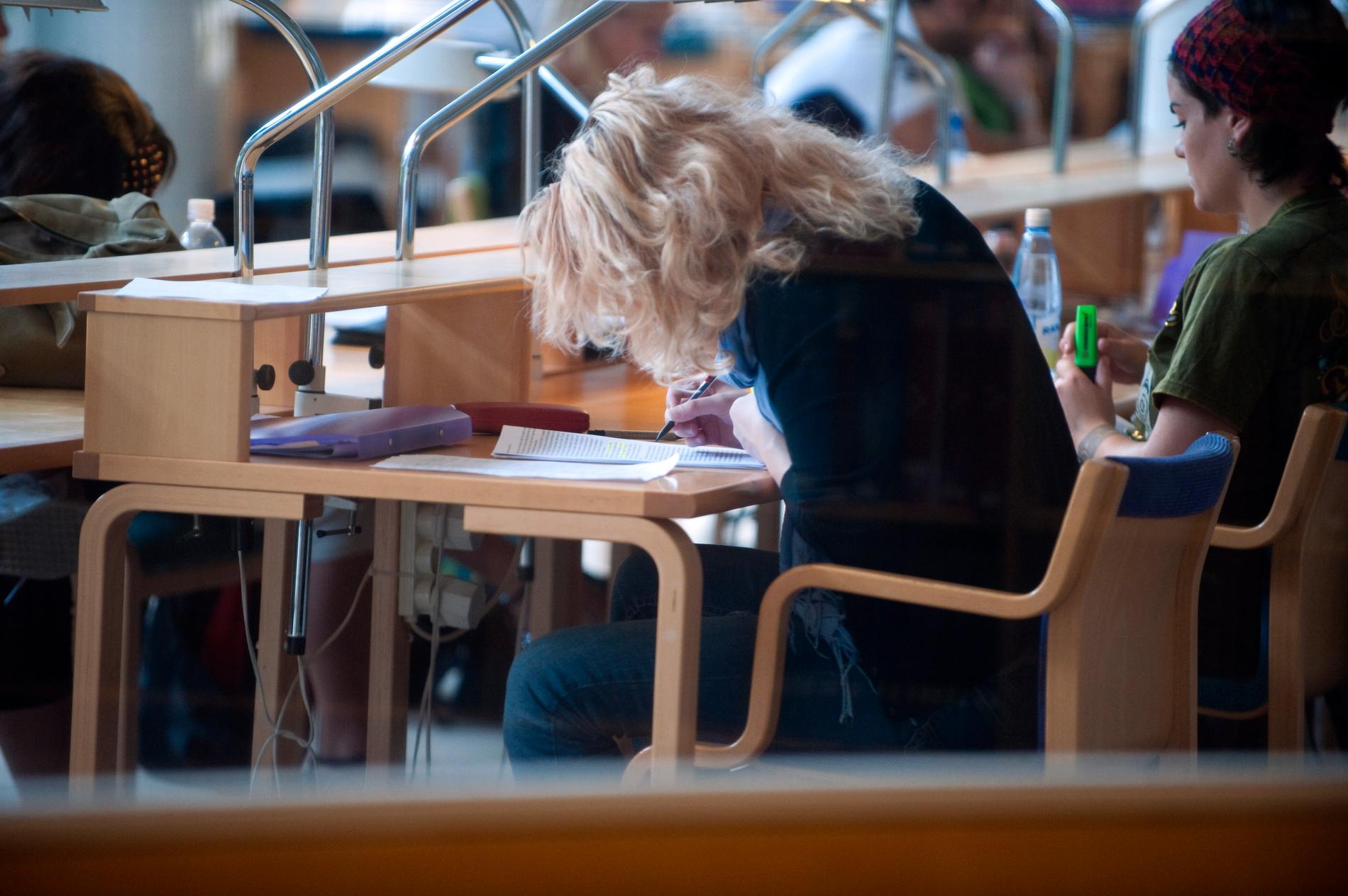 Kvinnor tar ökad plats på lärosätena, i Sverige och i hela OECD. Arkivbild.