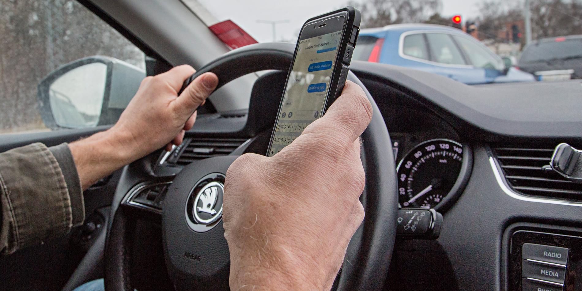 Många bilister i Västerås kör med mobilen i handen, visar en undersökning från Motormännen. Arkivbild.