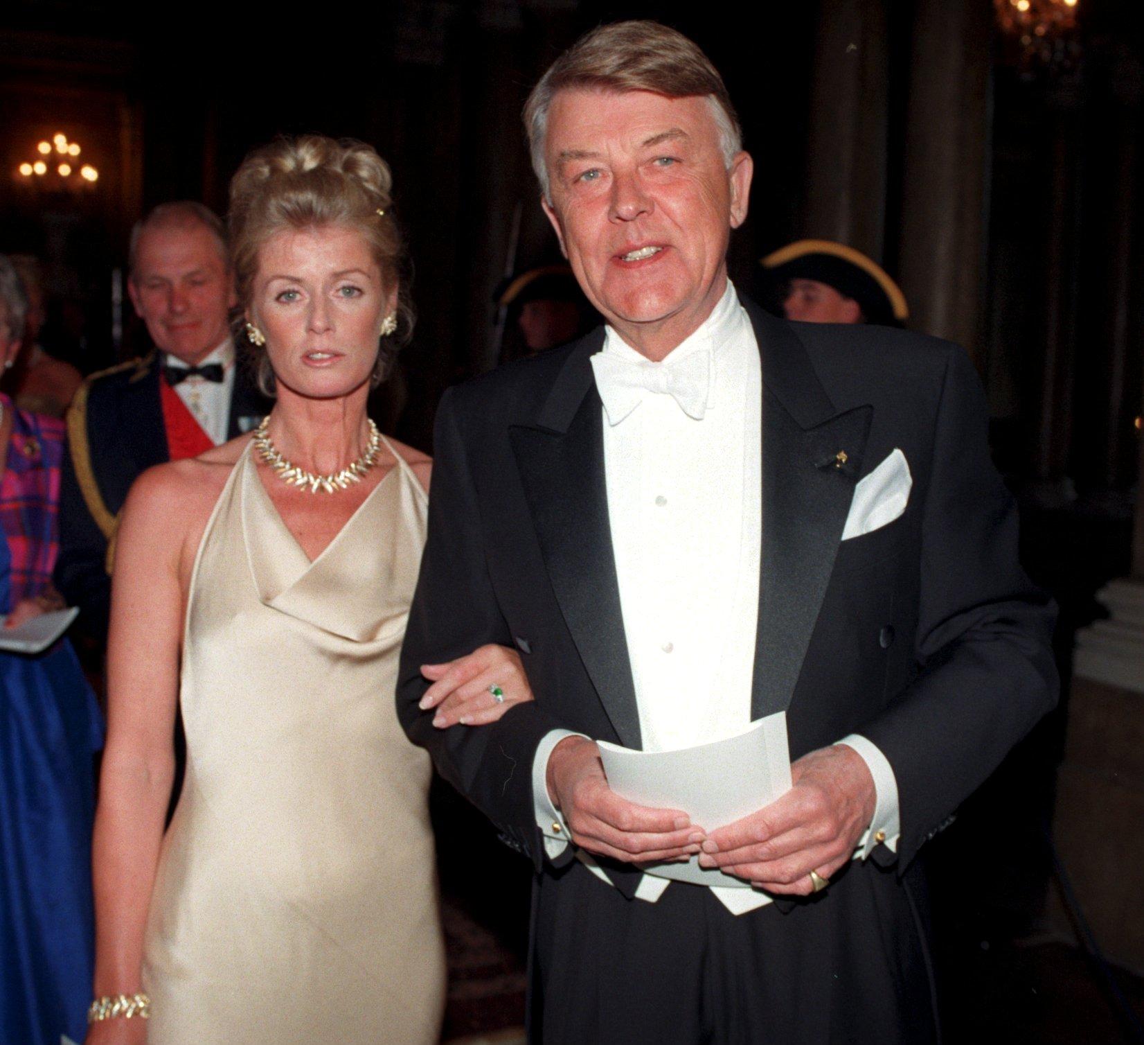Sven-Bertil och frun Mikaela anländer till en middag på Stockholms slott 1998. 