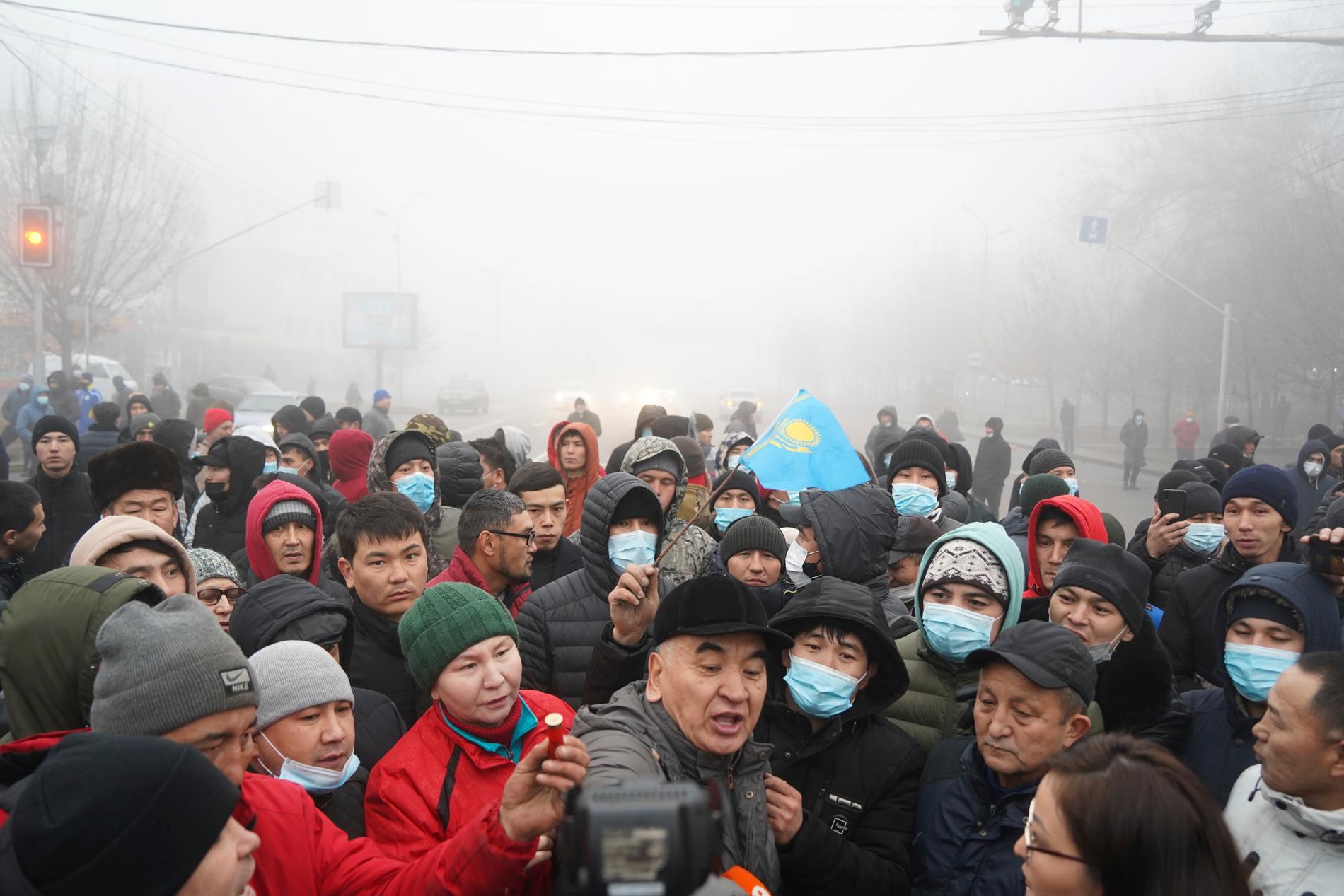Uppretade demonstranter i Kazakstans största stad Almaty. Myndigheterna meddelar att 18 poliser har mist livet i sammandrabbningarna och över 700 personer skadats. Bilden är från onsdagen.
