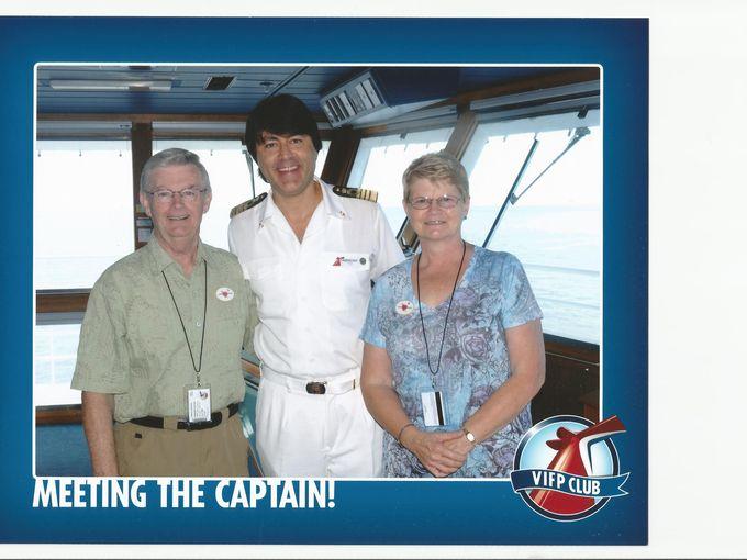 Paret Caffary hälsar på fartygets kapten på bryggan.
