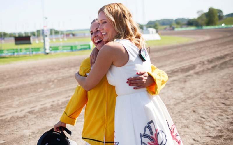 Cecilia Ehrling får en kram av programledaren Jessica Almenäs, kort efter finalloppet i ”Stjärnkusken”