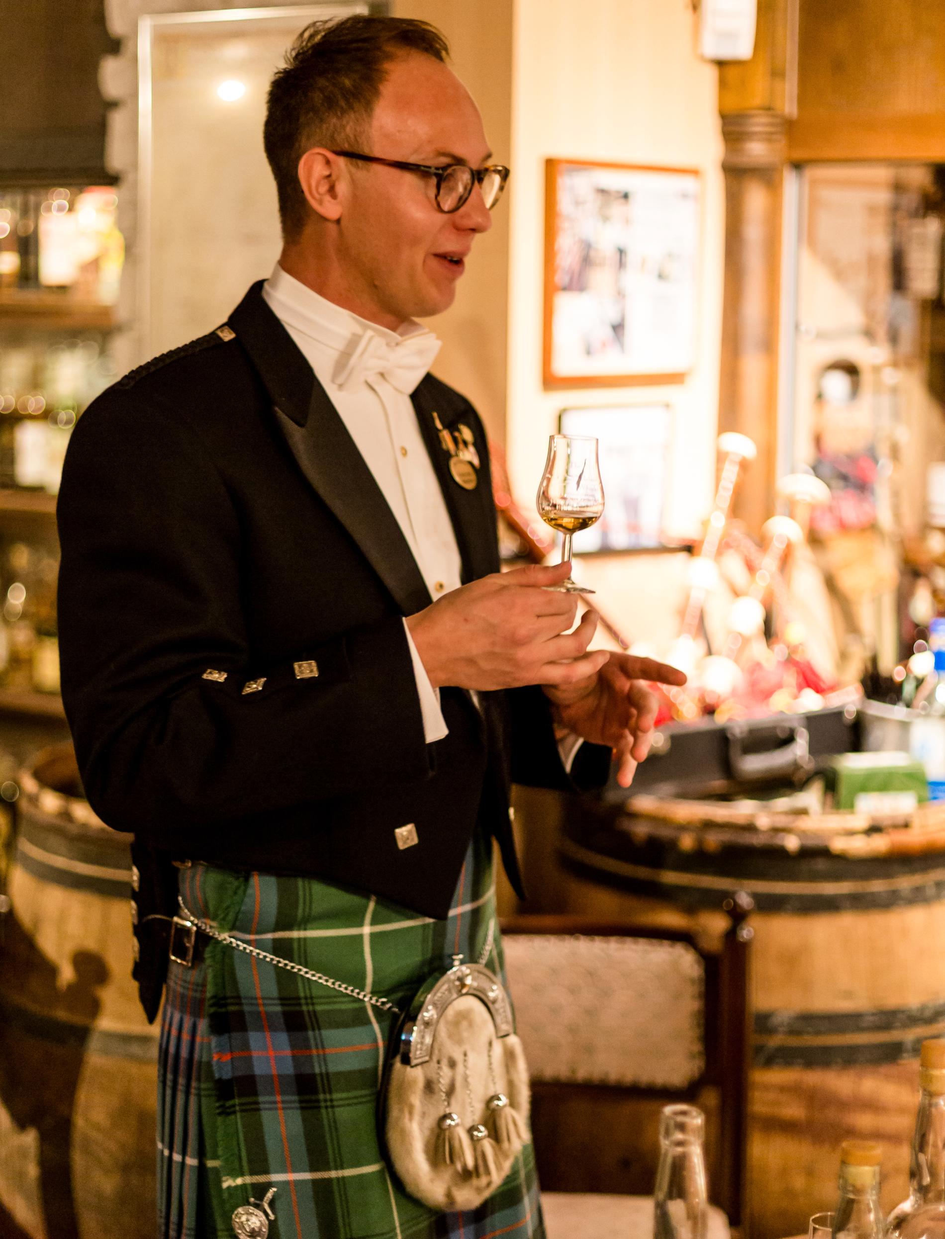 Fredrik Norén håller flera gånger i veckan provningar i whisky. 