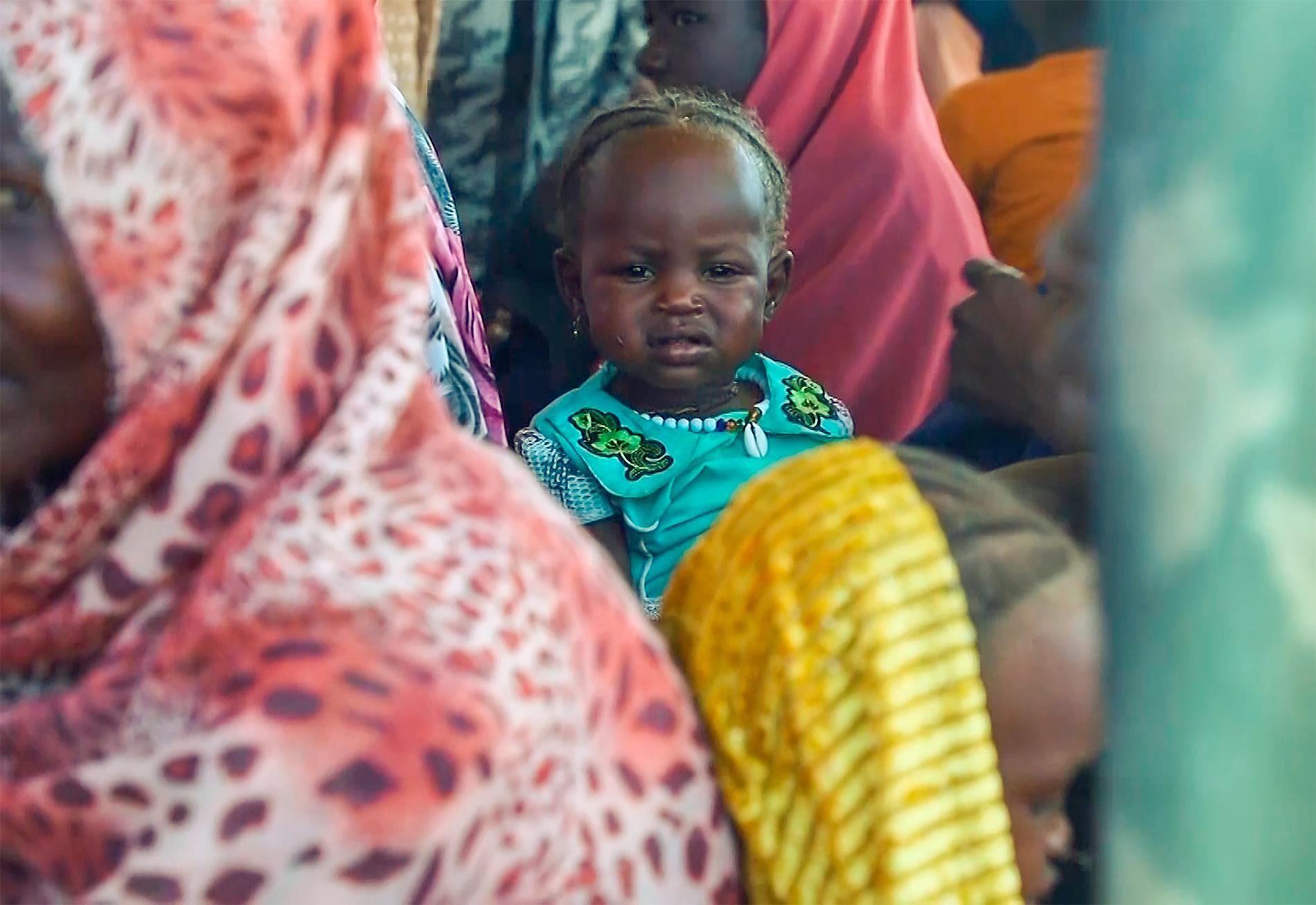 Tiotusentals barn riskerar att dö i Sudan på grund av undernäring, enligt Unicef. På bild sudanesiska flyktingar som samlas utanför ett fältsjukhus i Acre, Tchad. Arkivbild från augusti 2023.