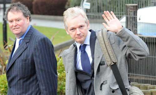 Julian Assange anländer till rätten i sällskap med sin advokat.
