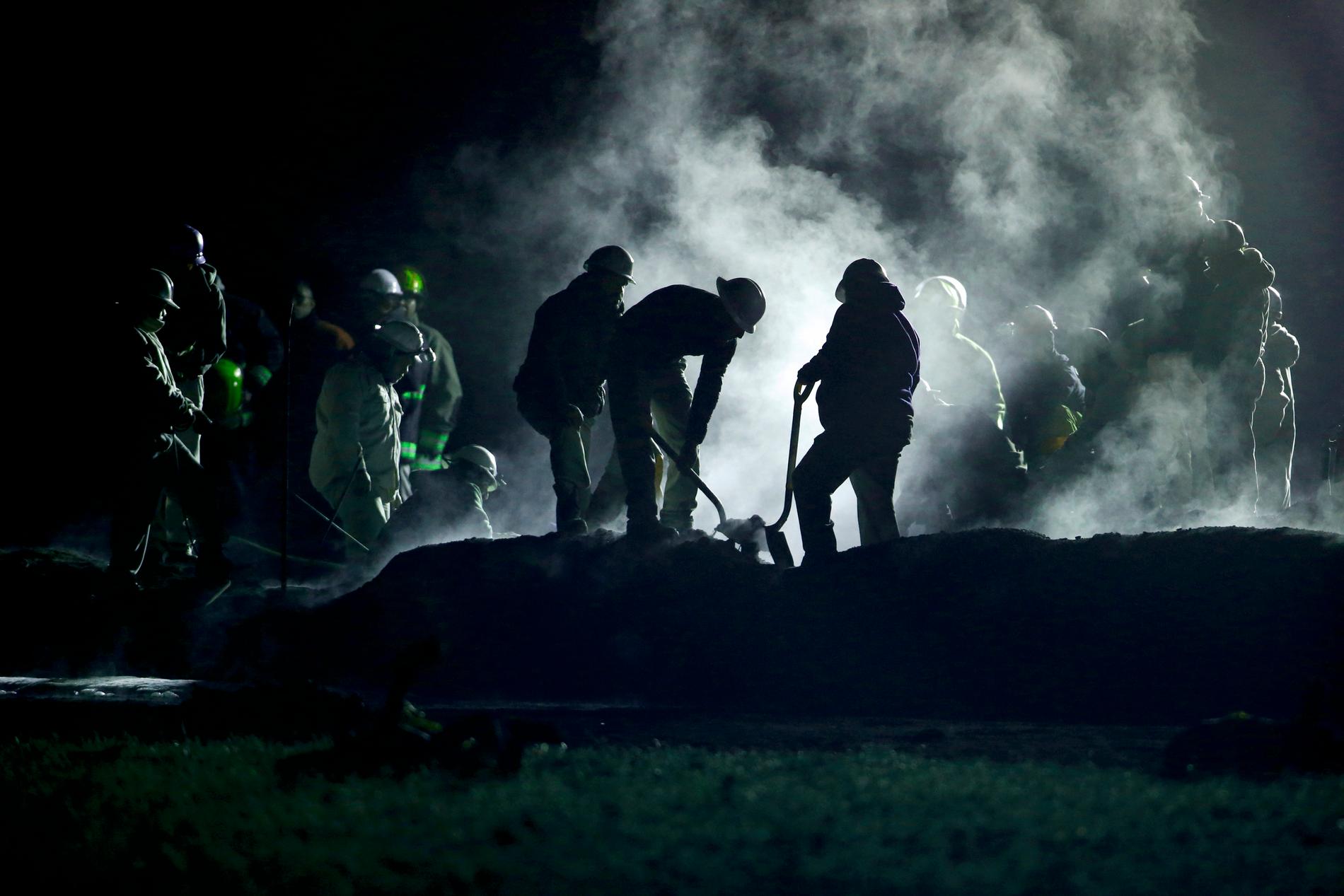 Räddningsarbetare anställda av oljebolaget Pemex vid olycksplatsen.