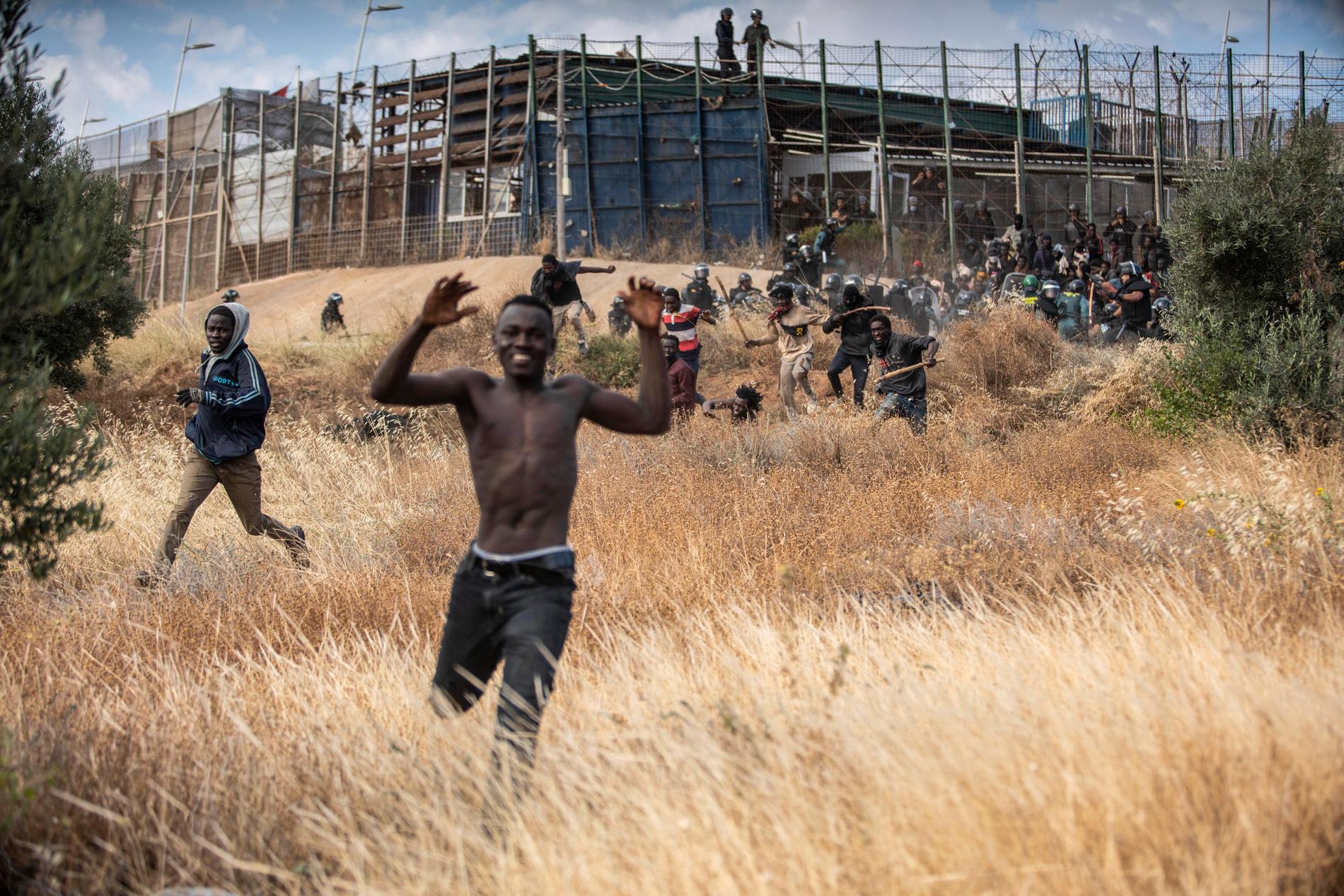 Migranter på spansk mark efter att ha korsat stängslen som skiljer den spanska exklaven Melilla från Marocko i Melilla, Spanien, fredagen den 24 juni 2022.