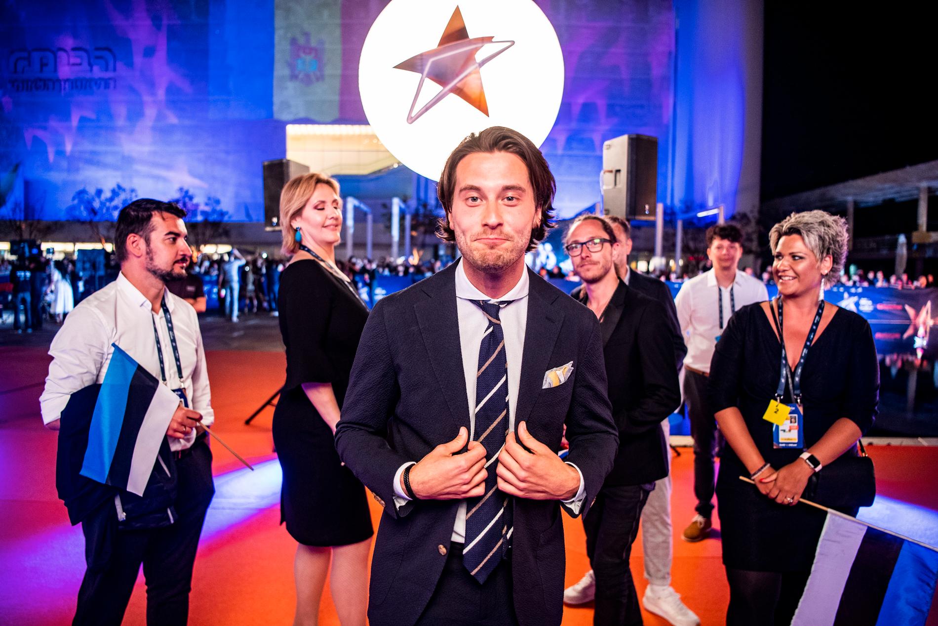 Victor Crone på röda mattan under invigningen av Eurovision song contest
