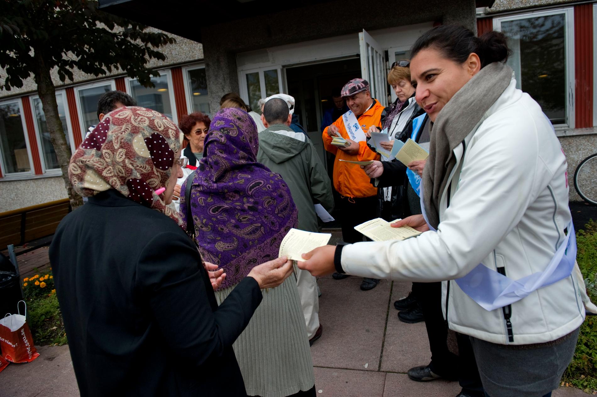 Abir Al-Sahlani delar ut centerpartiets valsedlar vid valet 2010.